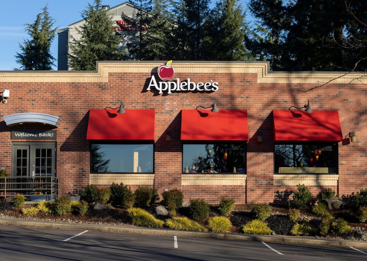 Front view of an Applebee's restaurant in Lake Oswego.