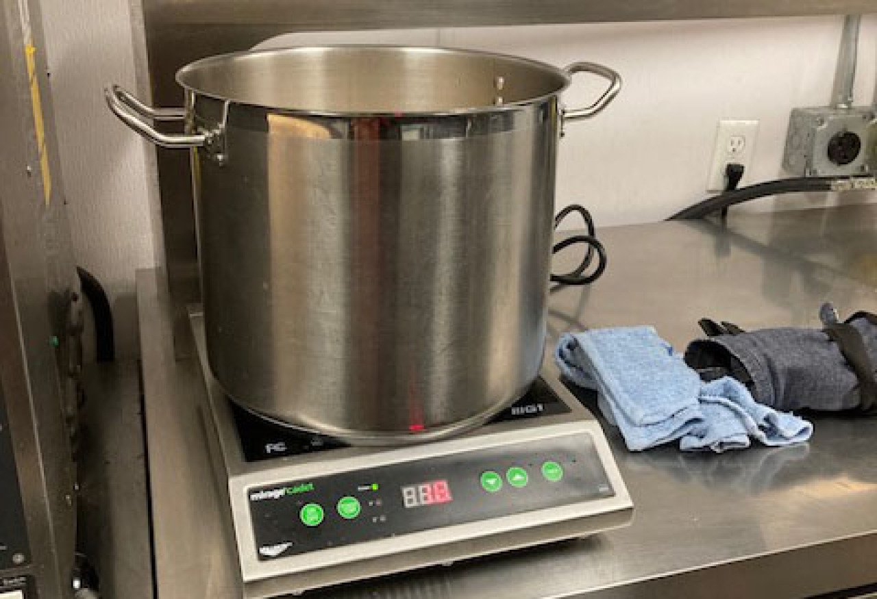 Daniel Green's single Mirage Cadet induction cooktop with a large stockpot on top.