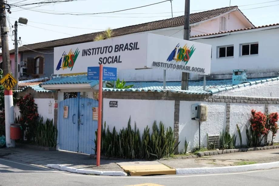 A street corner showing the facade of Instituto Brasil Social (IBS), a non-profit organization in Rio de Janeiro, Brazil.