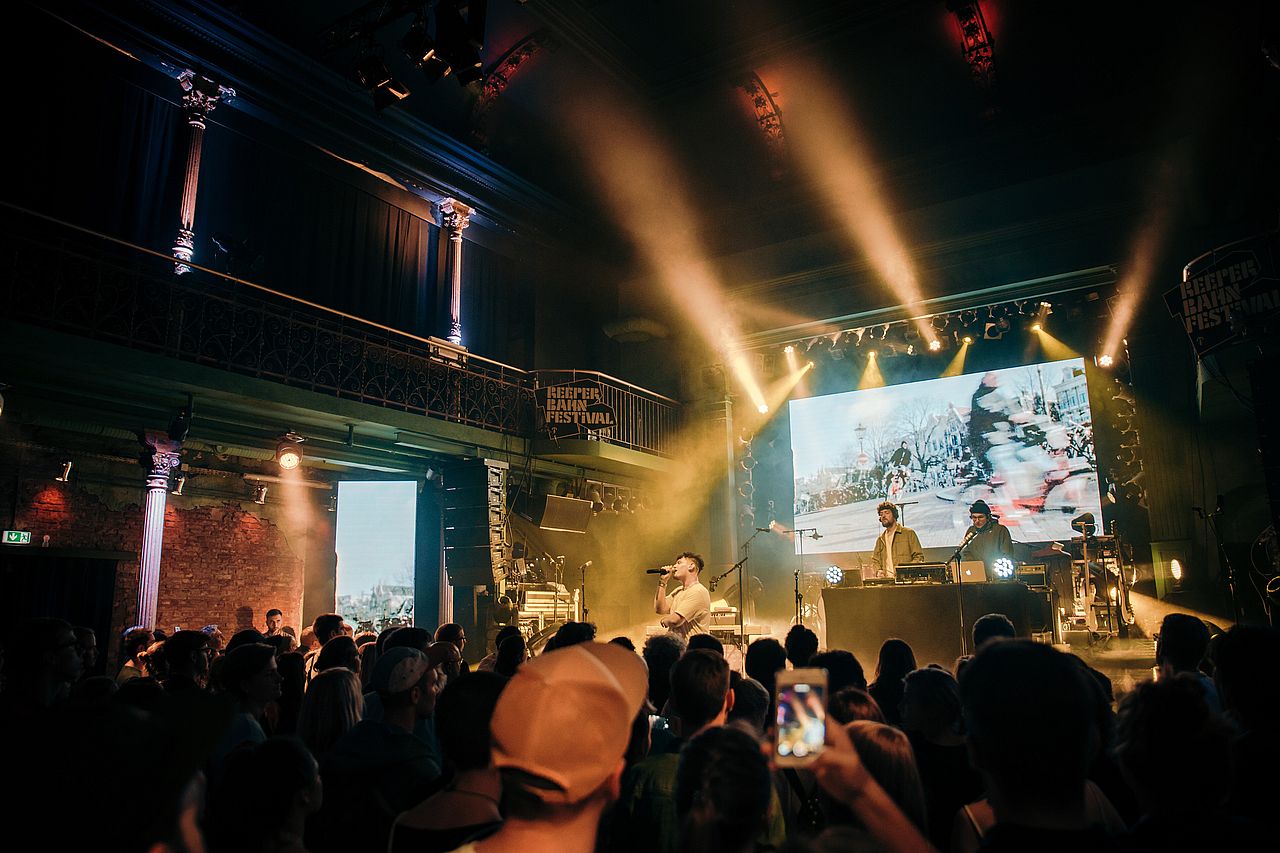 Indoor performance during the Reeperbahn Festival.