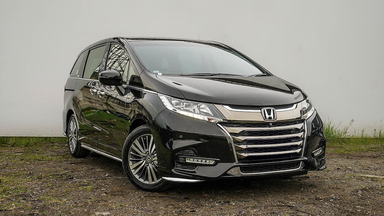 The elegant front profile of a modern black Honda Odyssey, perfect for comfortable family travel and sophisticated urban journeys.
