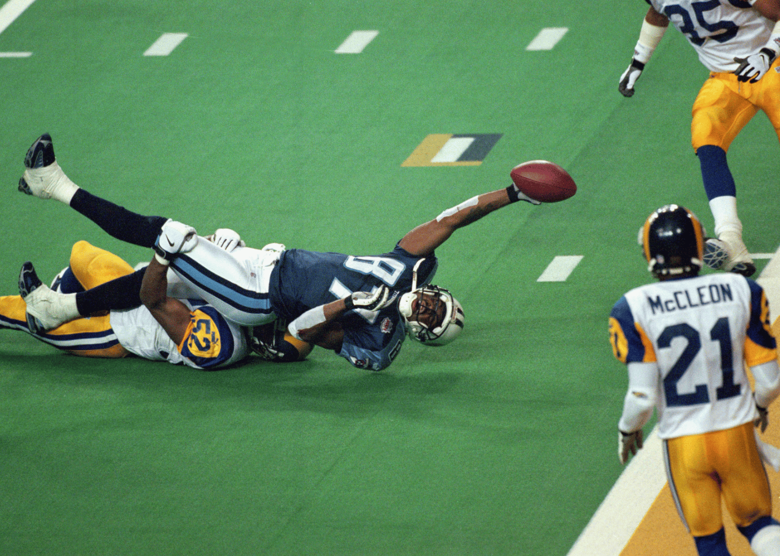 2000: Cinderella QB Kurt Warner Directs the Greatest Show on Turf