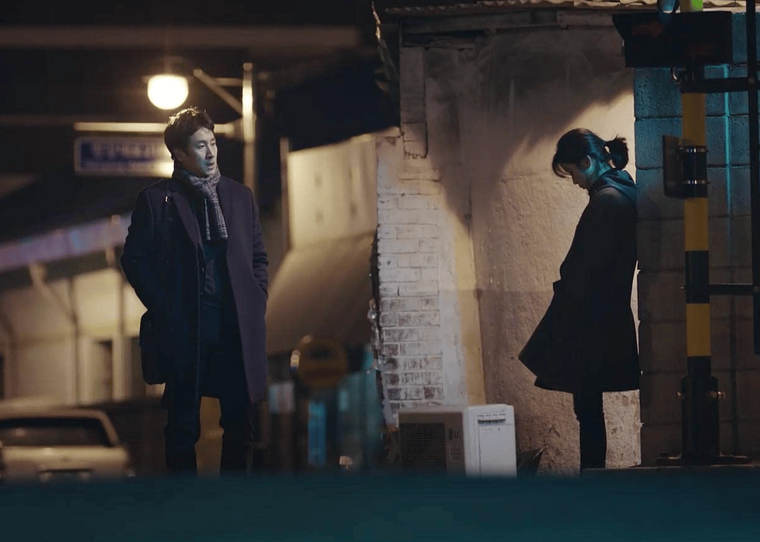 A scene in an alley from "My Mister."