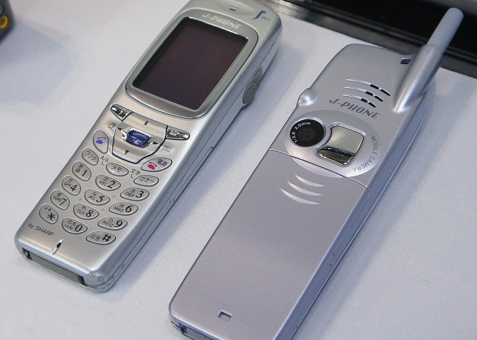 2000: Camera phones