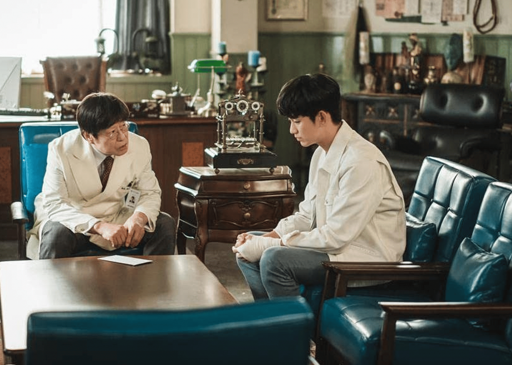 Kim Chang-wan and Kim Soo-hyun in "It's Okay to Not Be Okay."