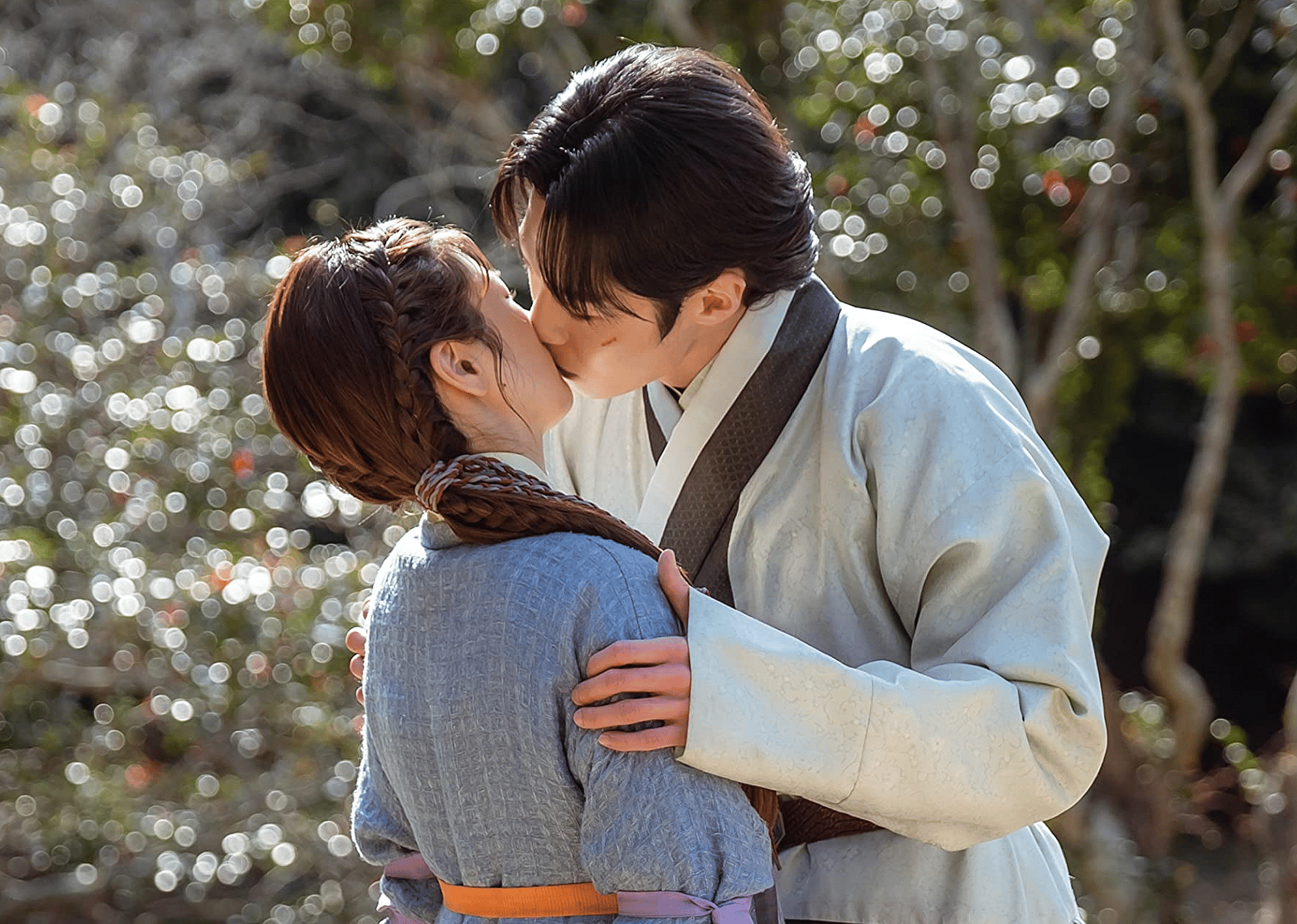 Jae-Wook Lee and Jung So-Min in "Alchemy of Souls."