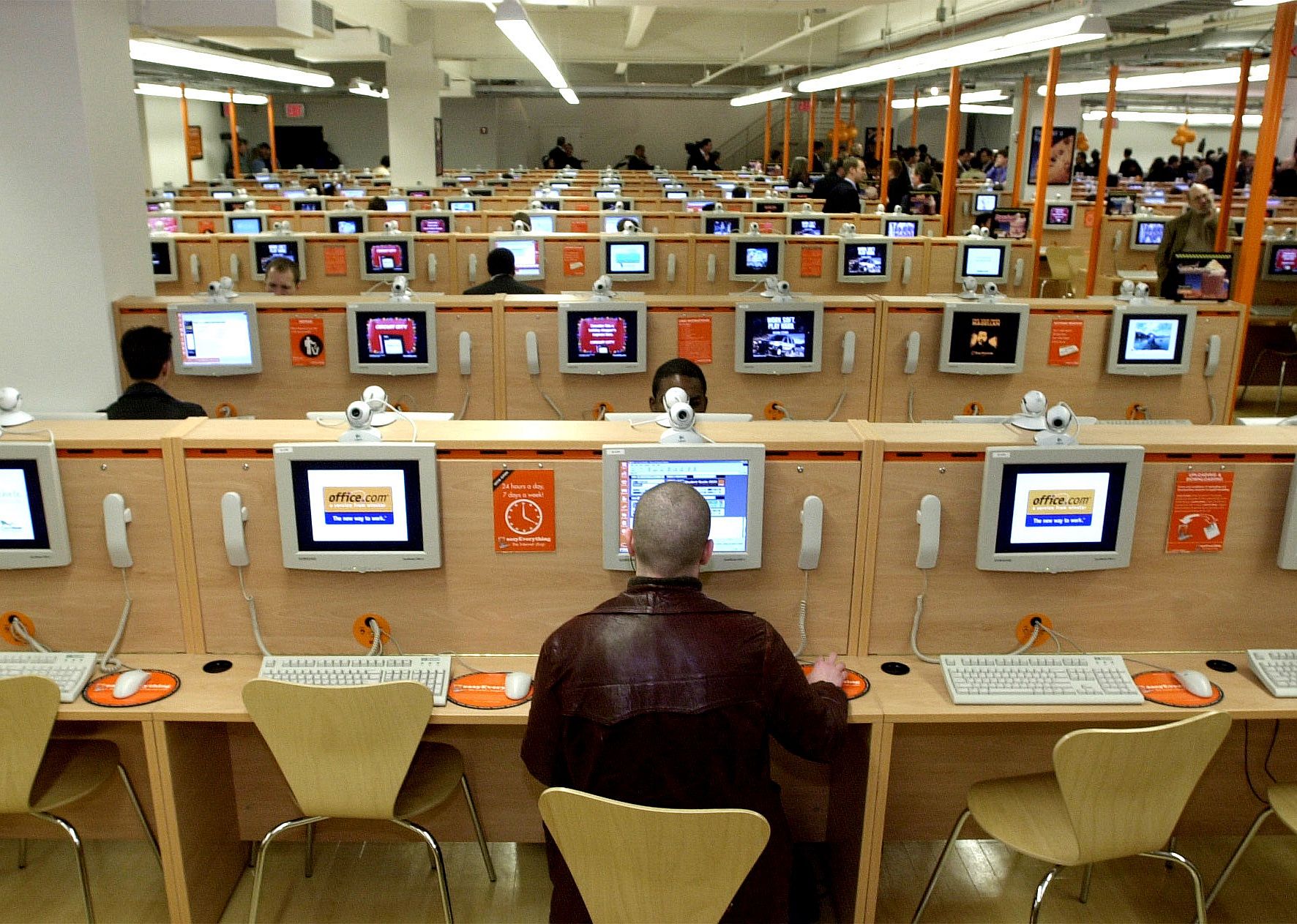 1998: Internet news readership skyrockets