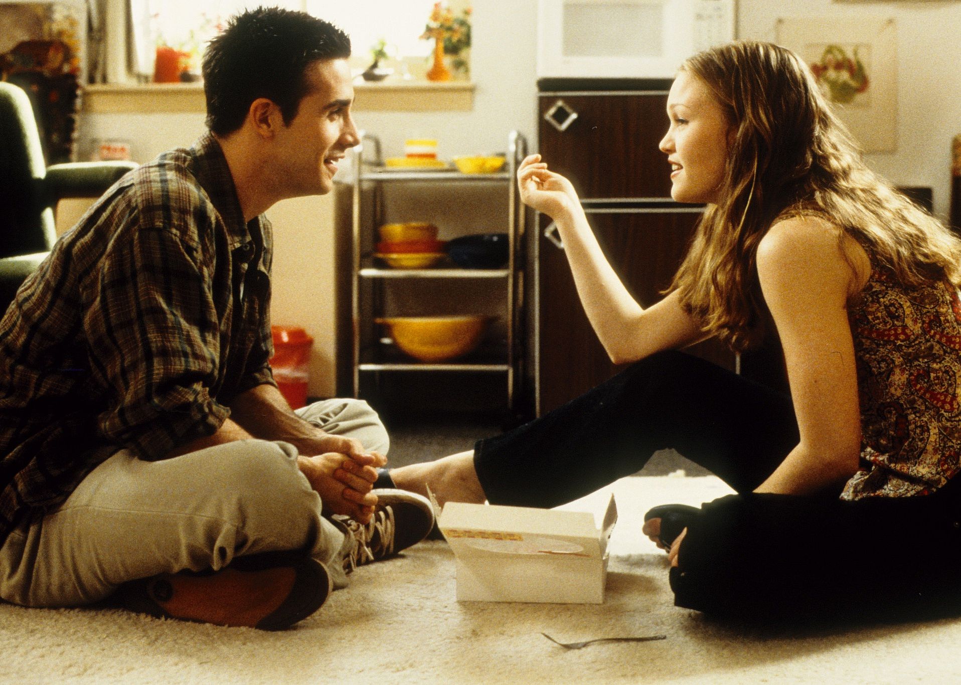 Freddie Prinze Jr. and Julia Stiles sit together on the floor.