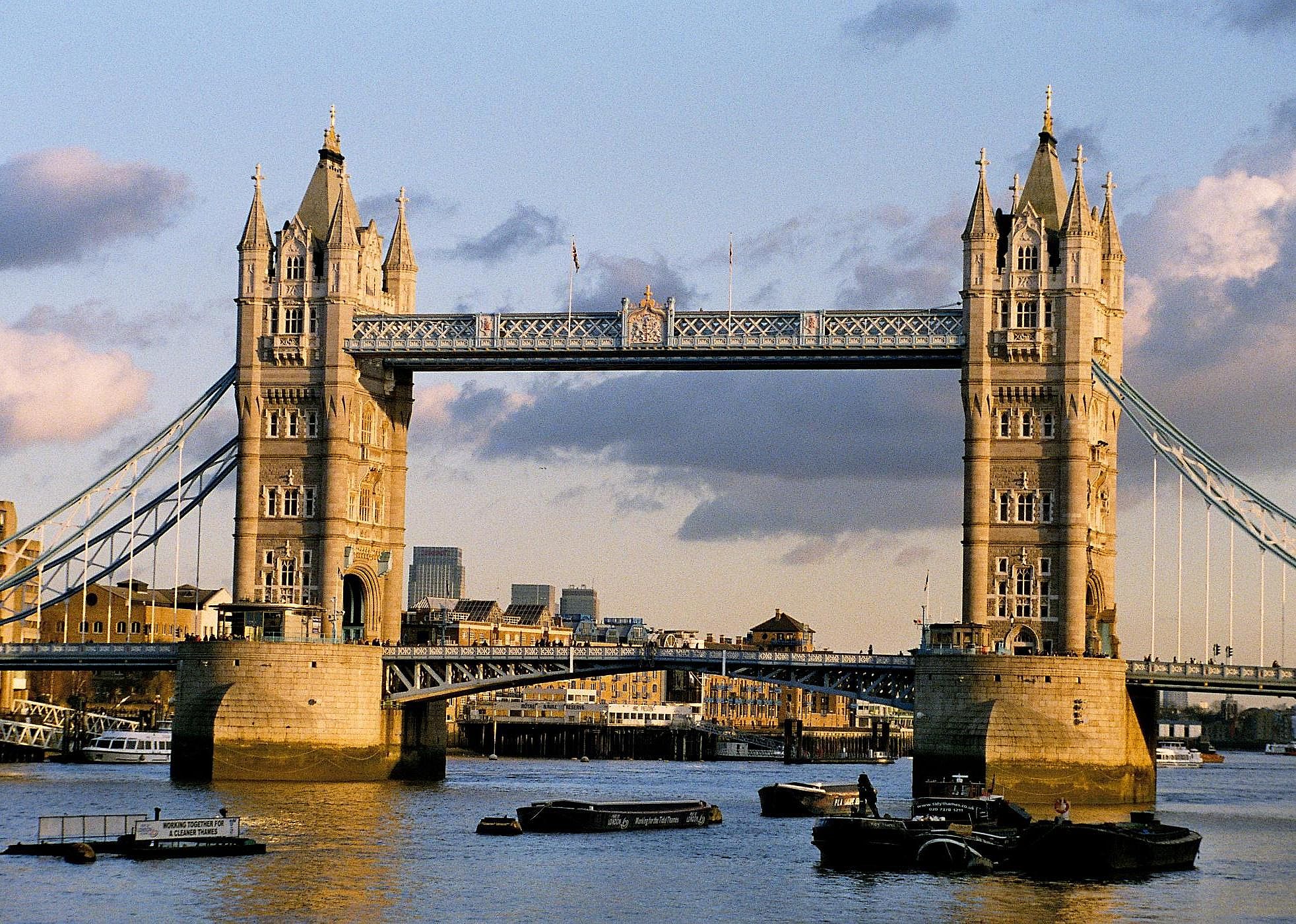 1968: Tower Bridge of London gets a fly-through