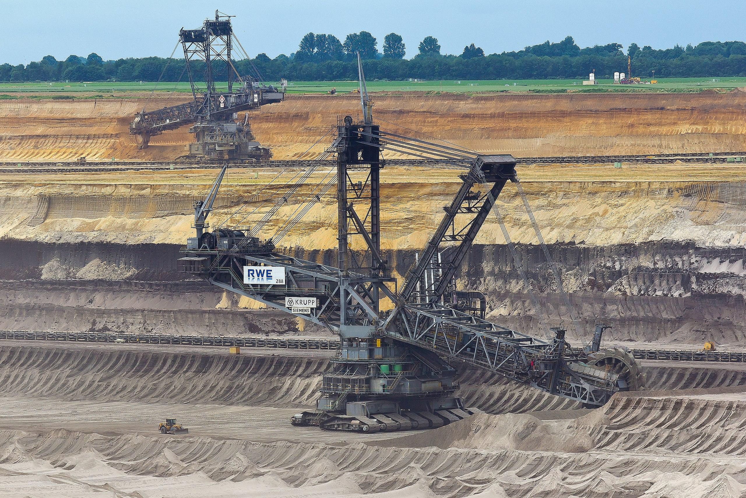 #34: Derrick, rotary drill, and service unit operators, oil, gas, and mining