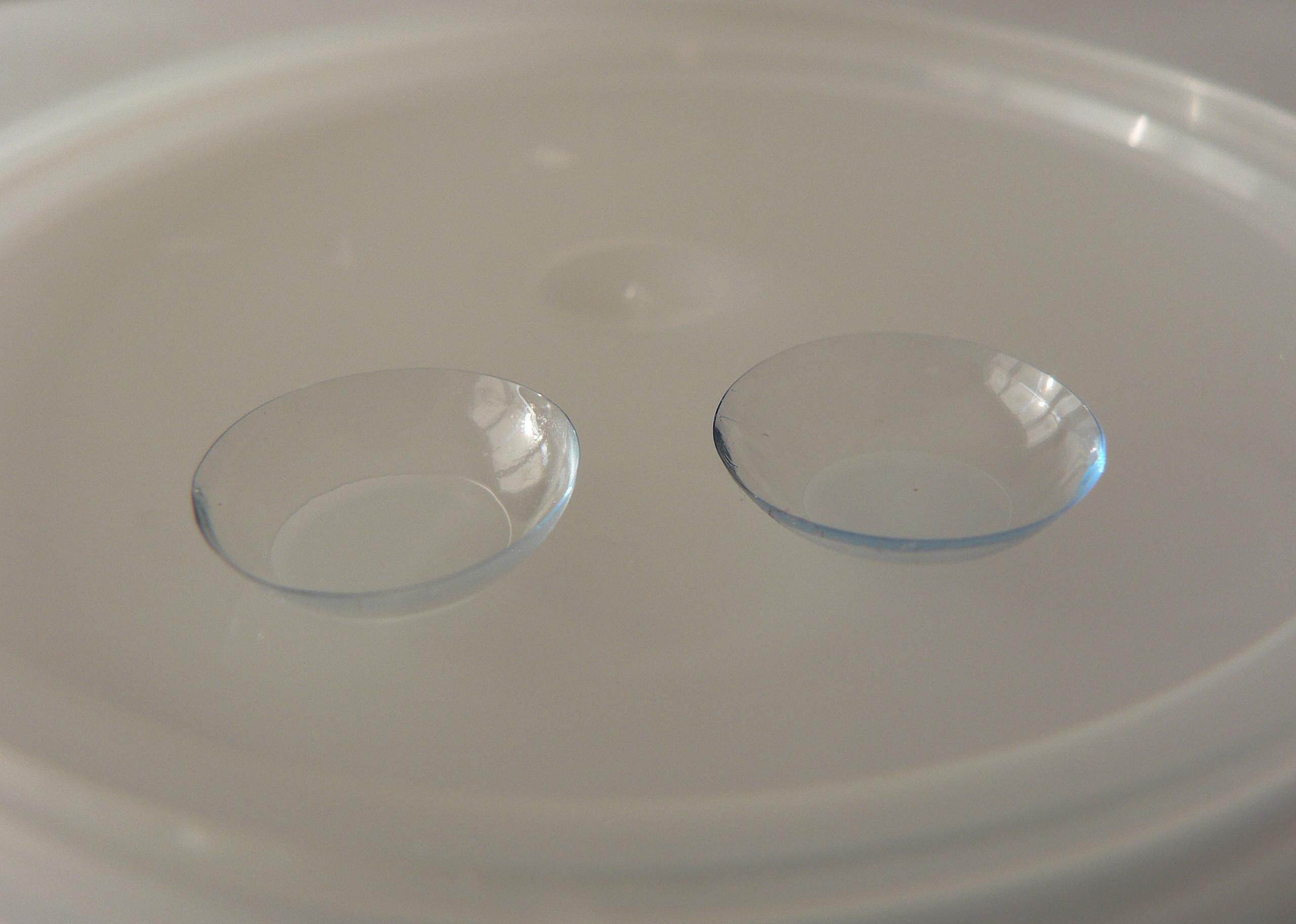 1939: Plastic contact lenses