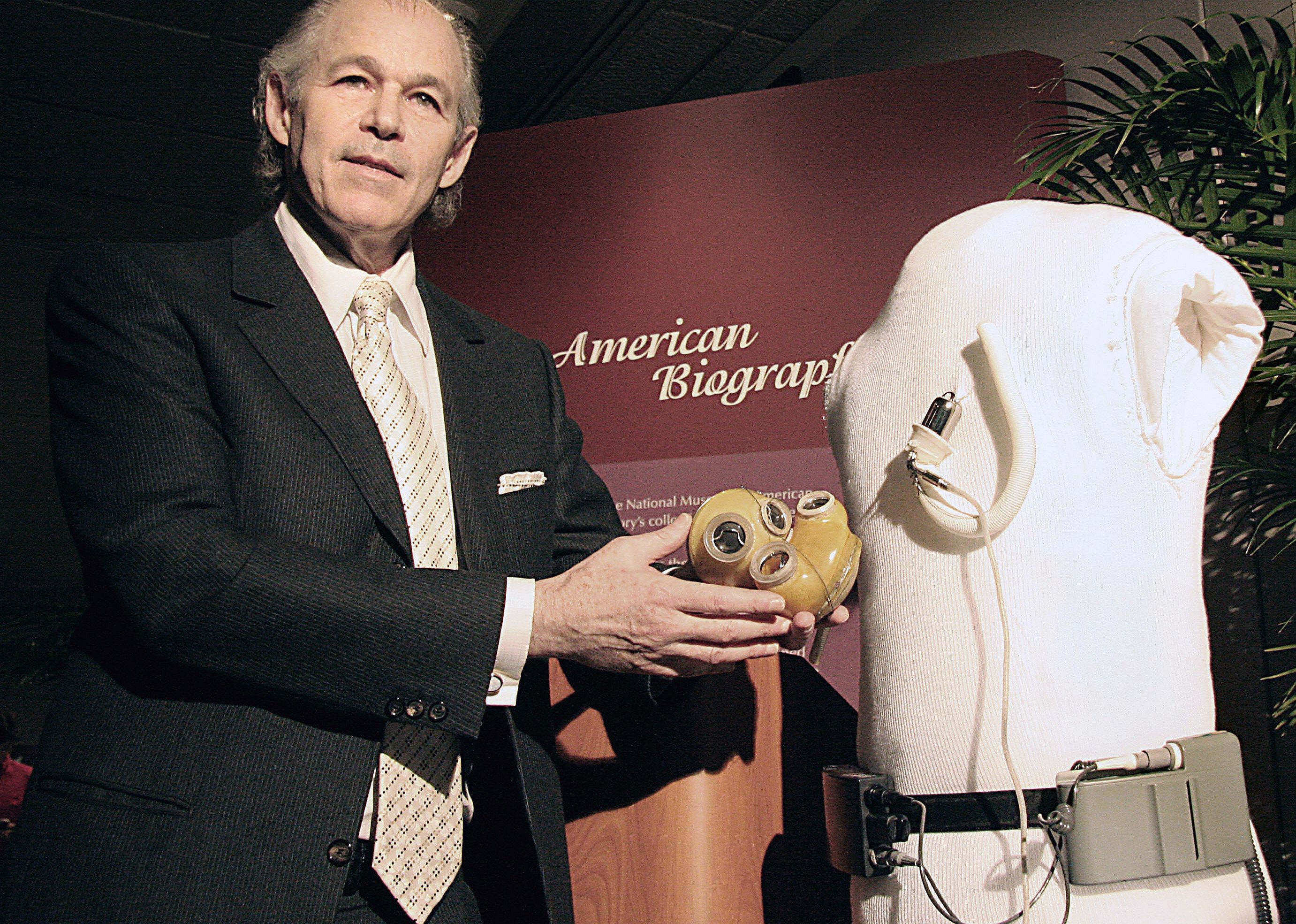 1982: Jarvik 7 artificial heart