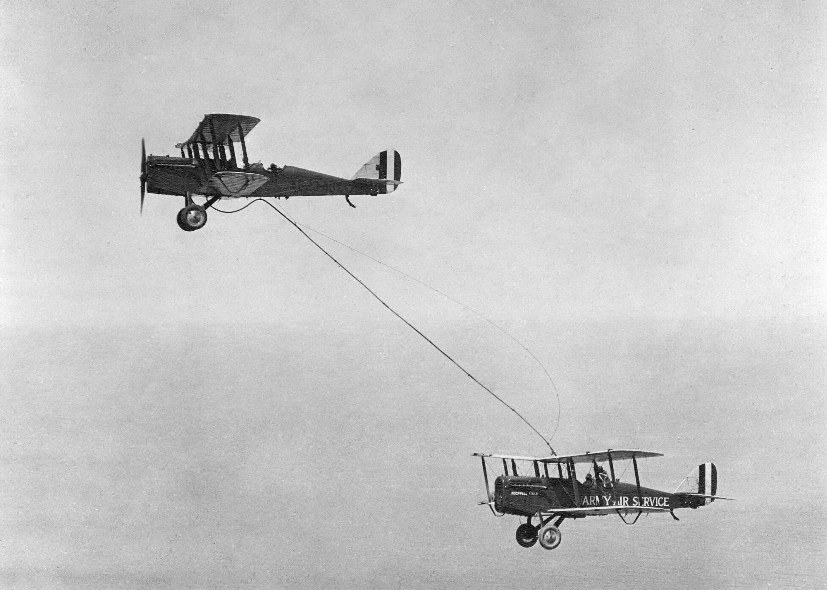 1923: First successful in-flight refueling