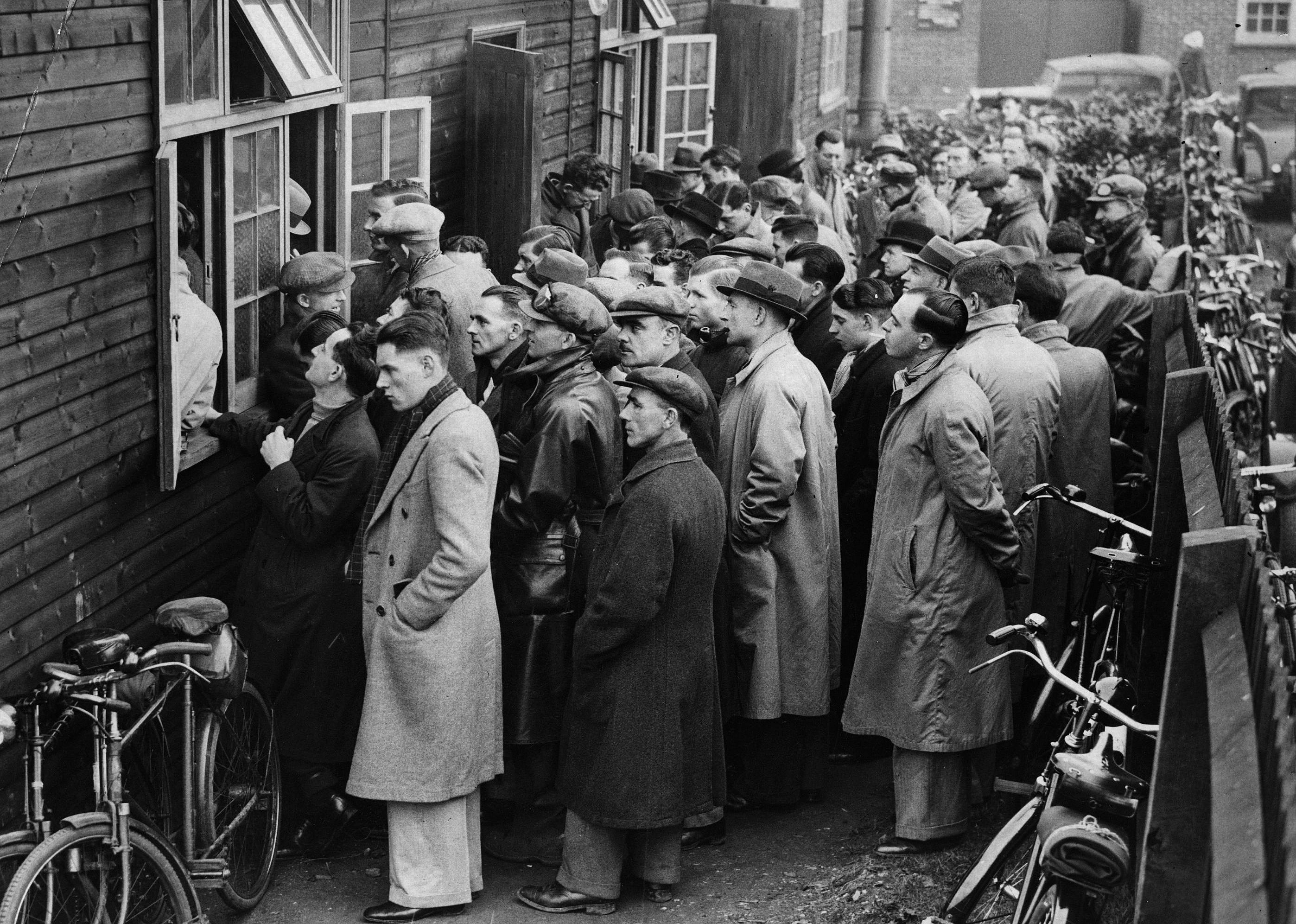 1938: Congress passes Fair Labor Standards Act