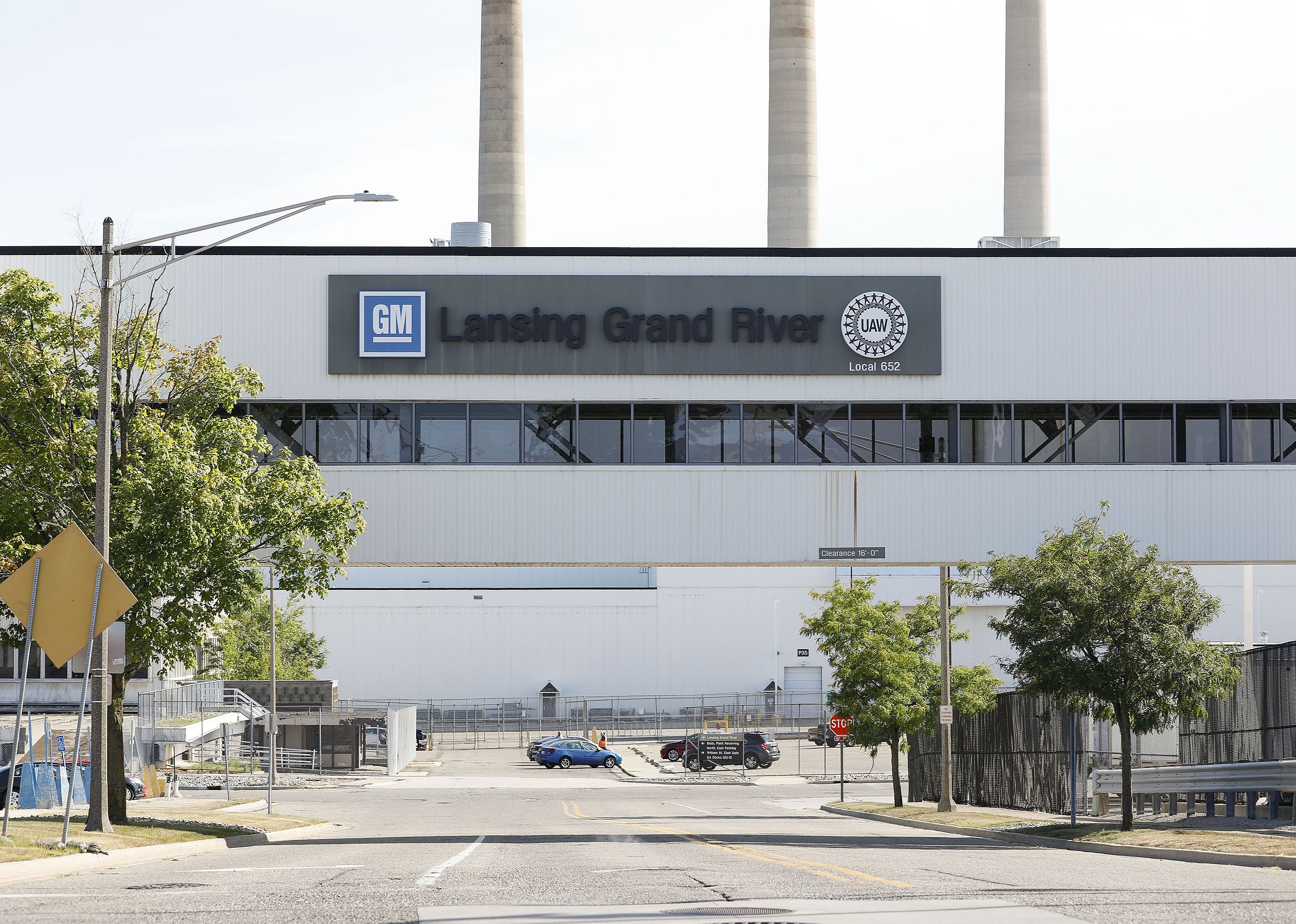 2021: Global chip shortage slows down auto manufacturing and sales