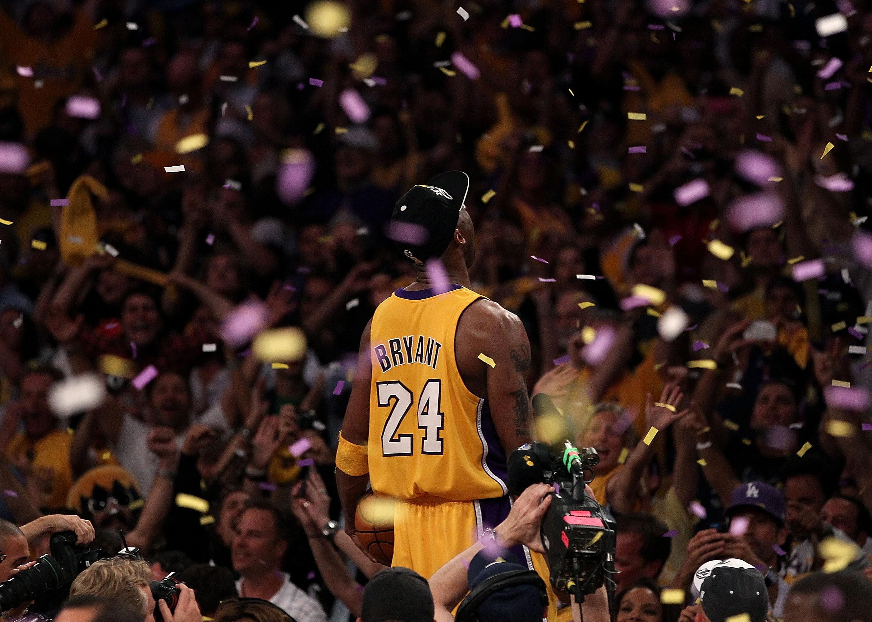 2010: Kobe celebrates Game 7 win, final title with Lakers fans