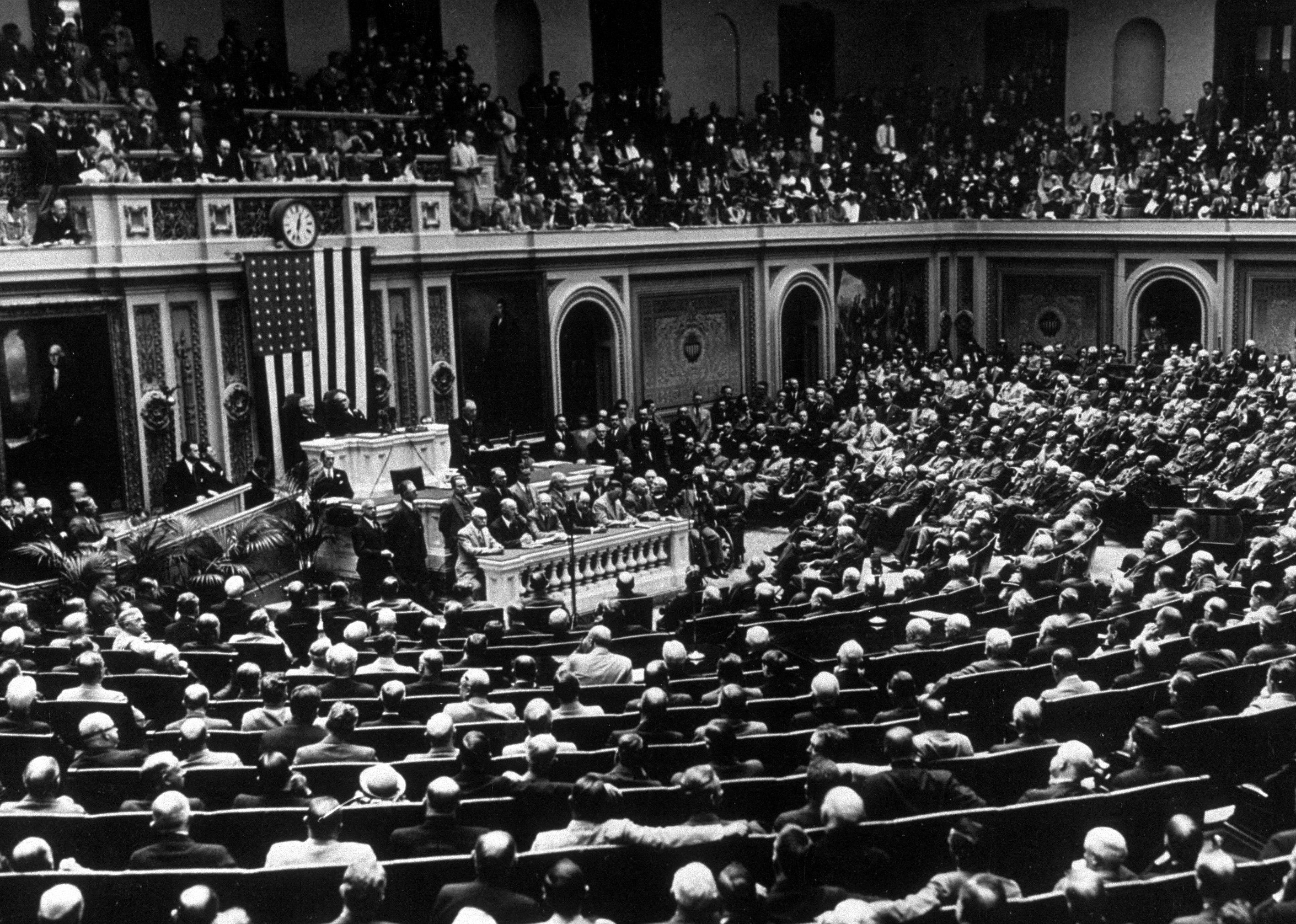 1936: Congress passes law against price discrimination