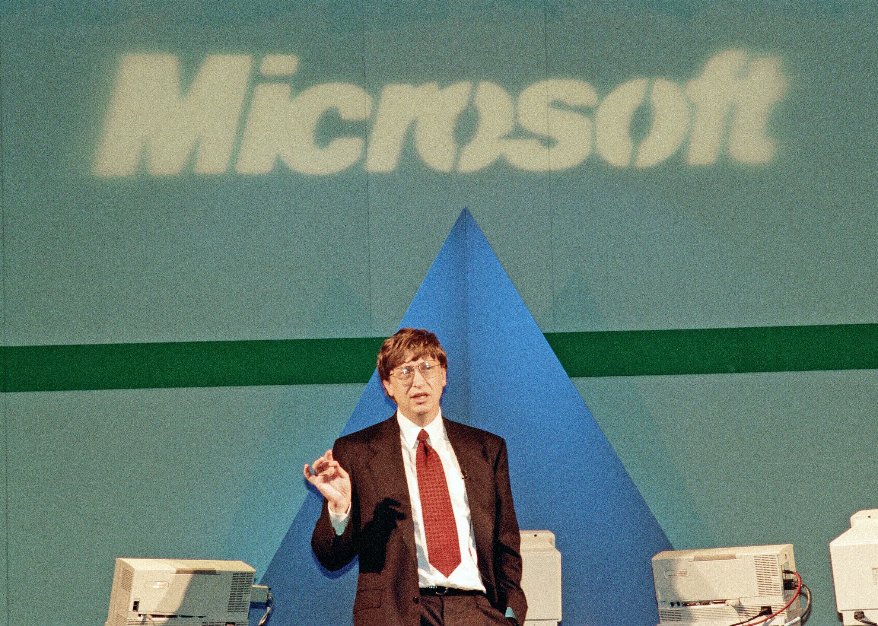 1990: Microsoft Windows finally sees success