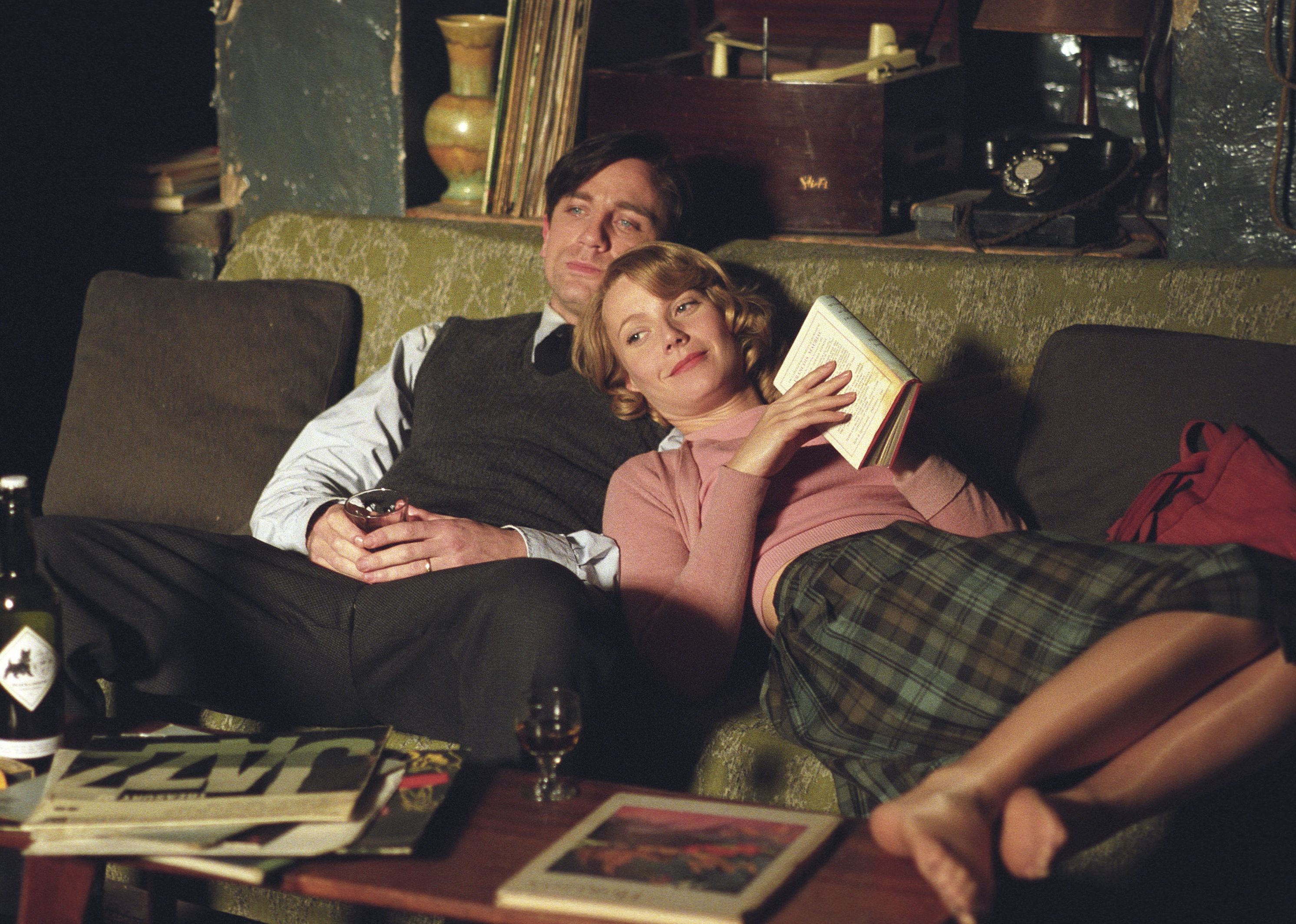 Gwyneth Paltrow and Daniel Craig curled up on a couch together.
