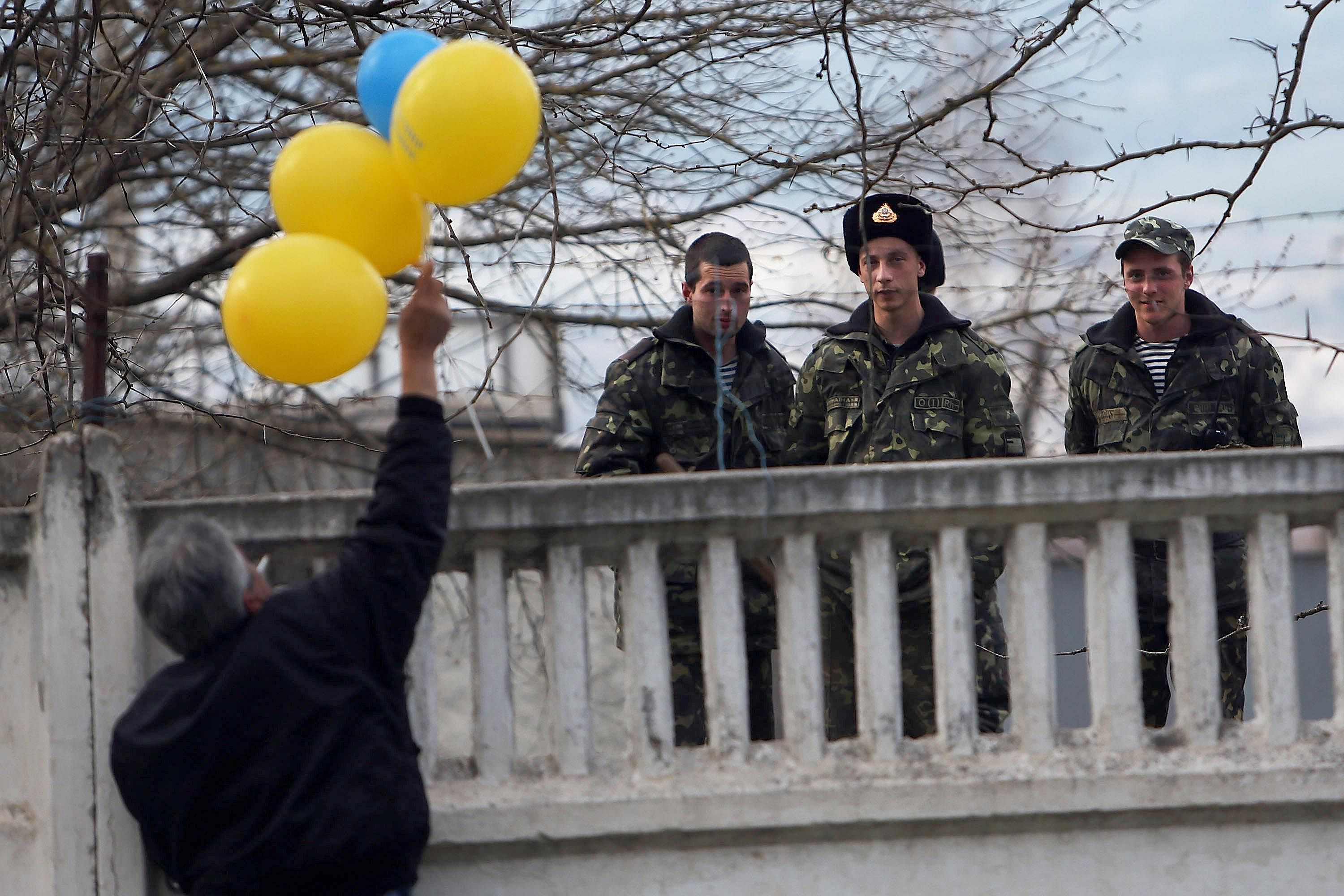 Ukraine-Crimea border wall