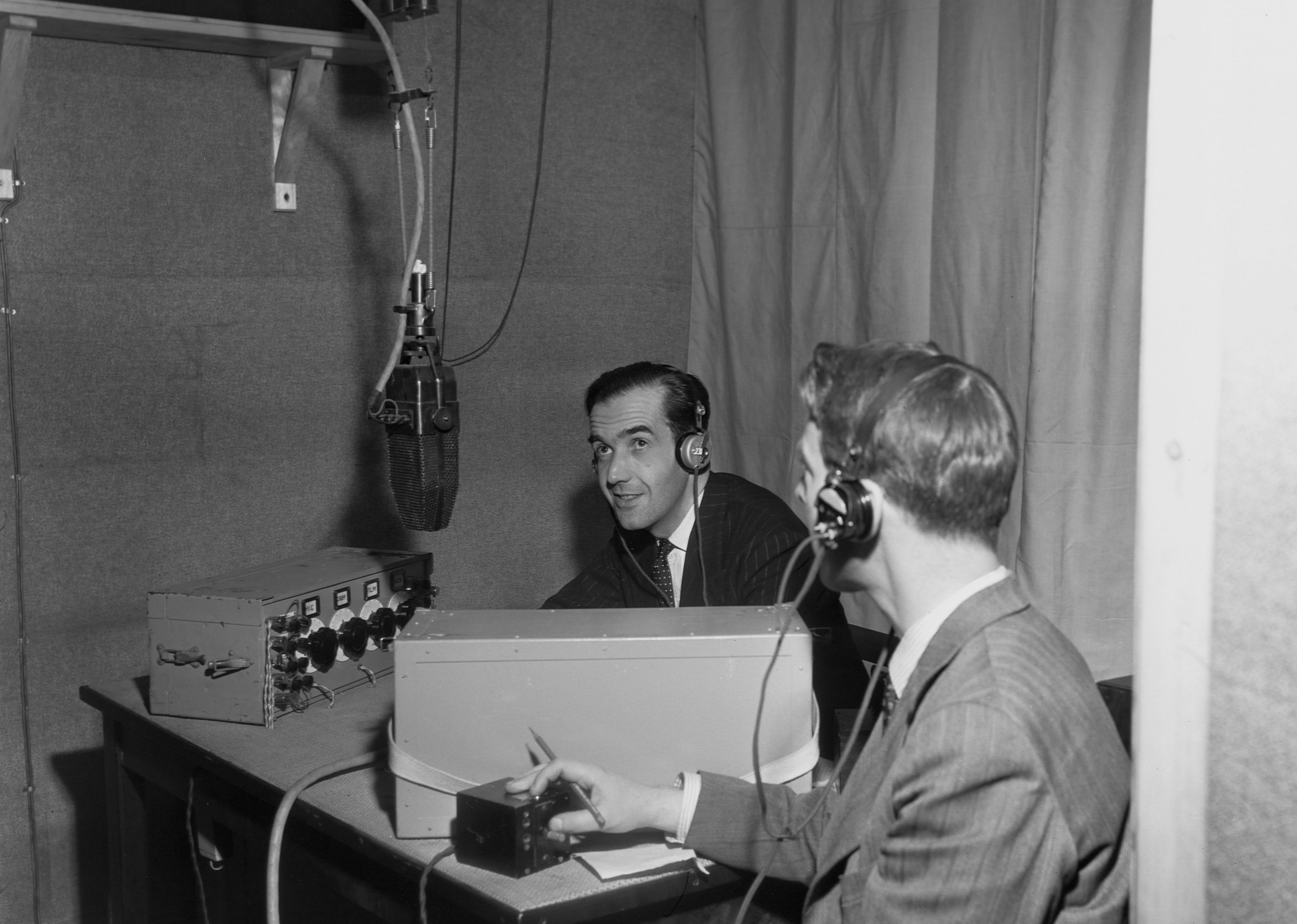 1938: 'Murrow Boys' report on WWII