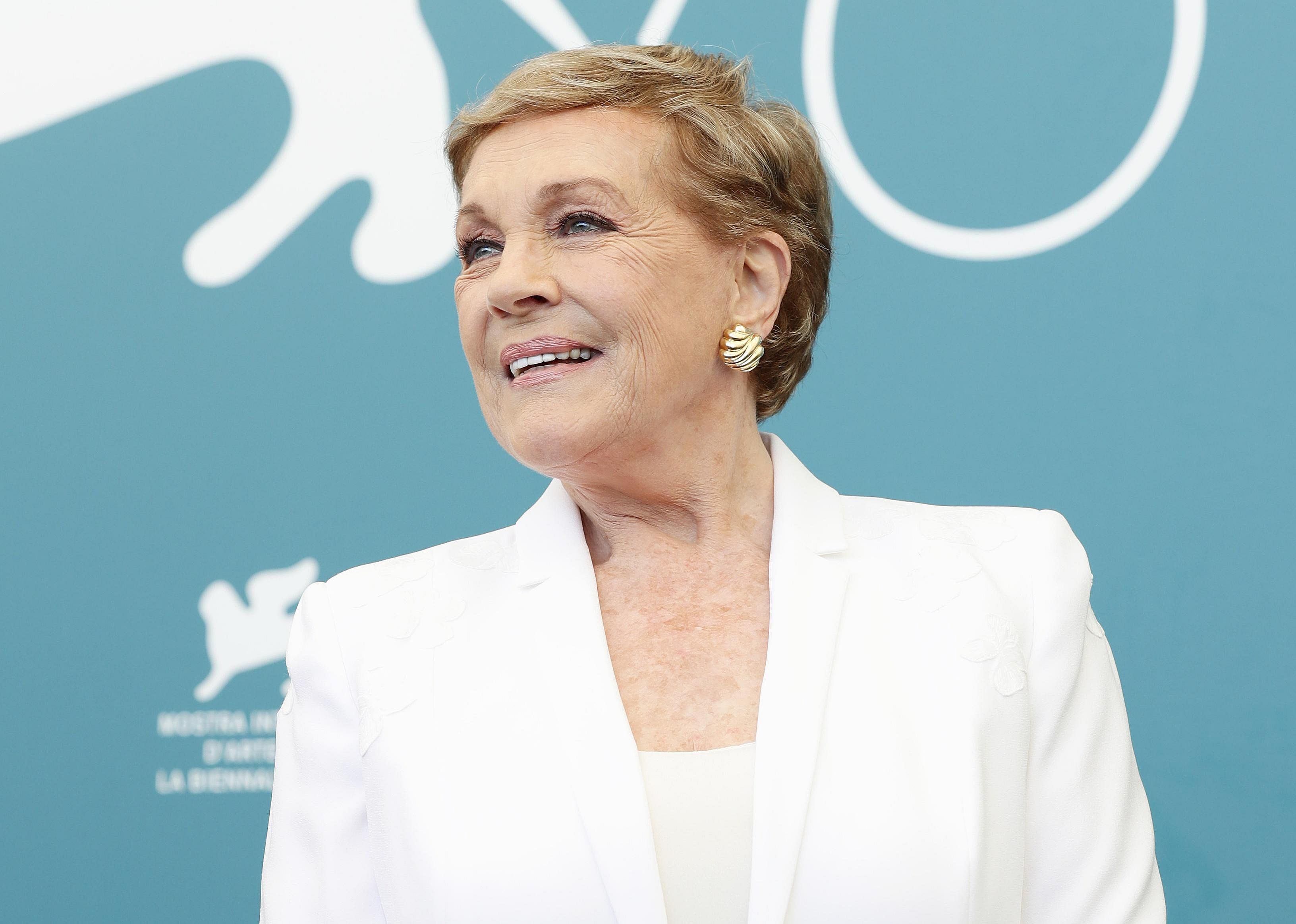 Julie Andrews smiling on the red carpet.
