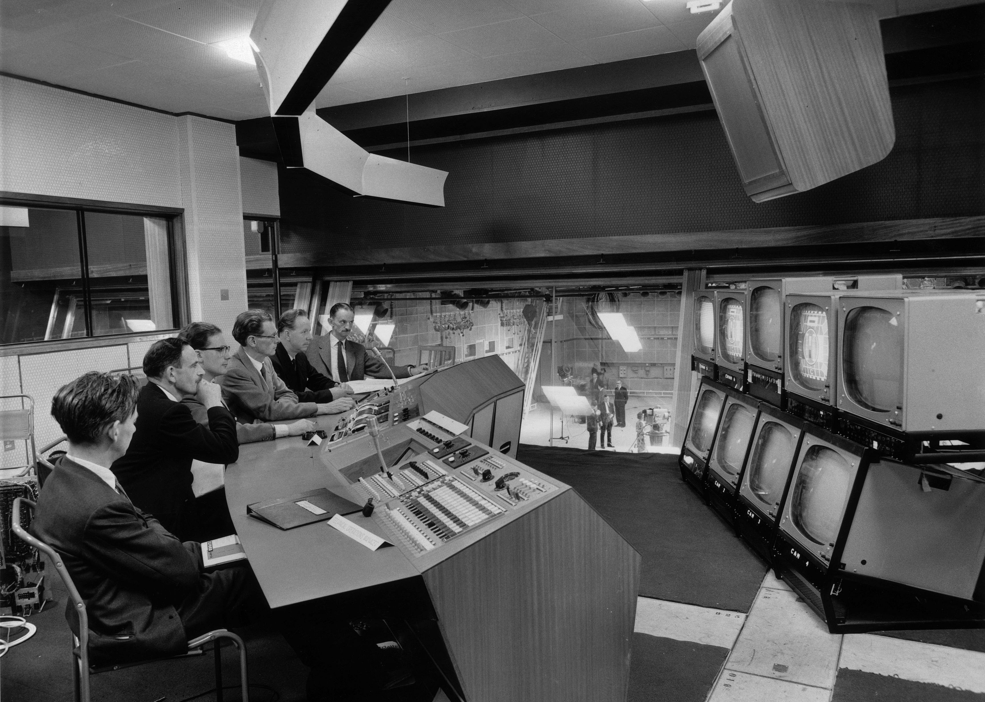 1963: TV news is more popular than newspapers