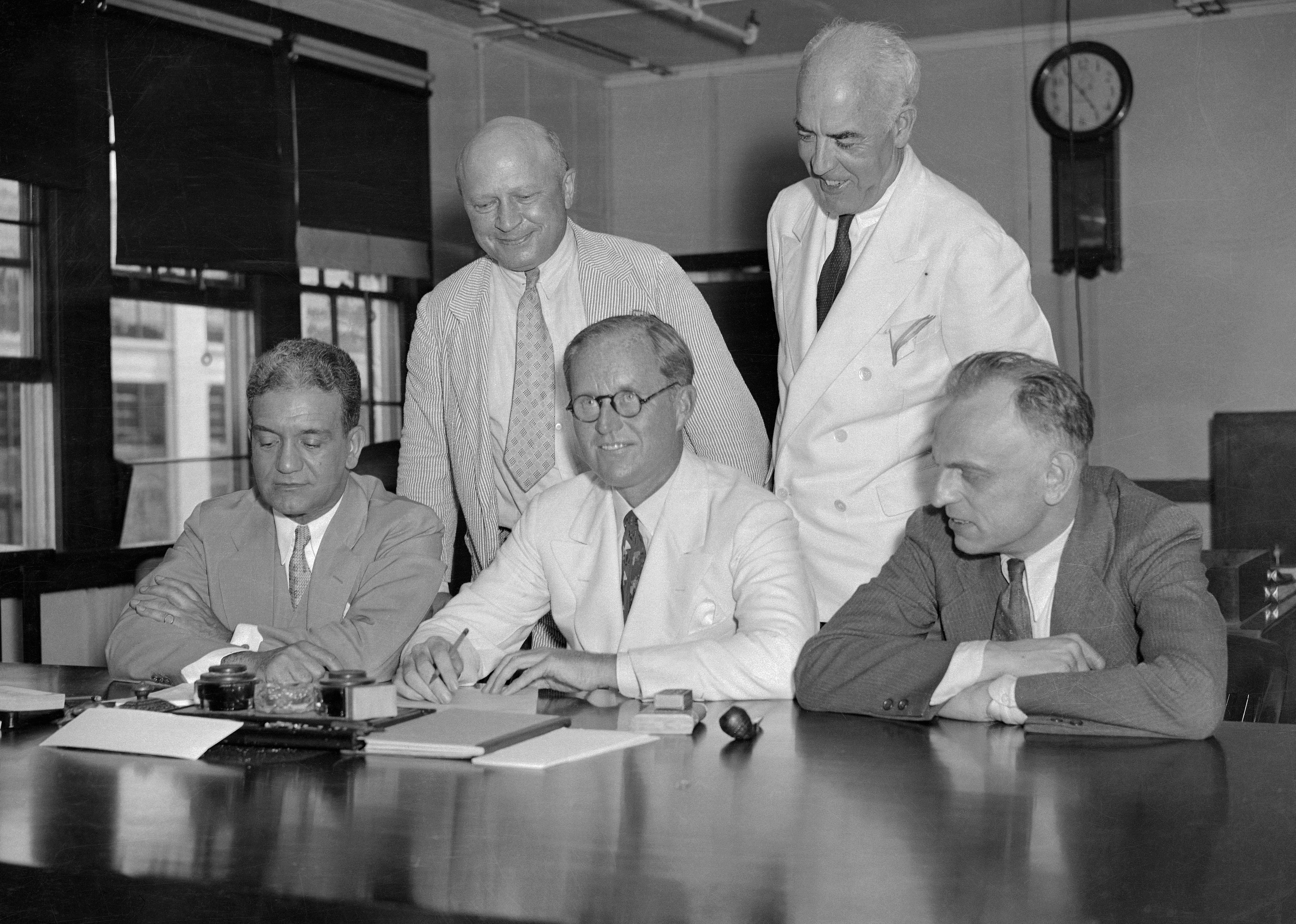 1933: Congress passes the Federal Securities Act