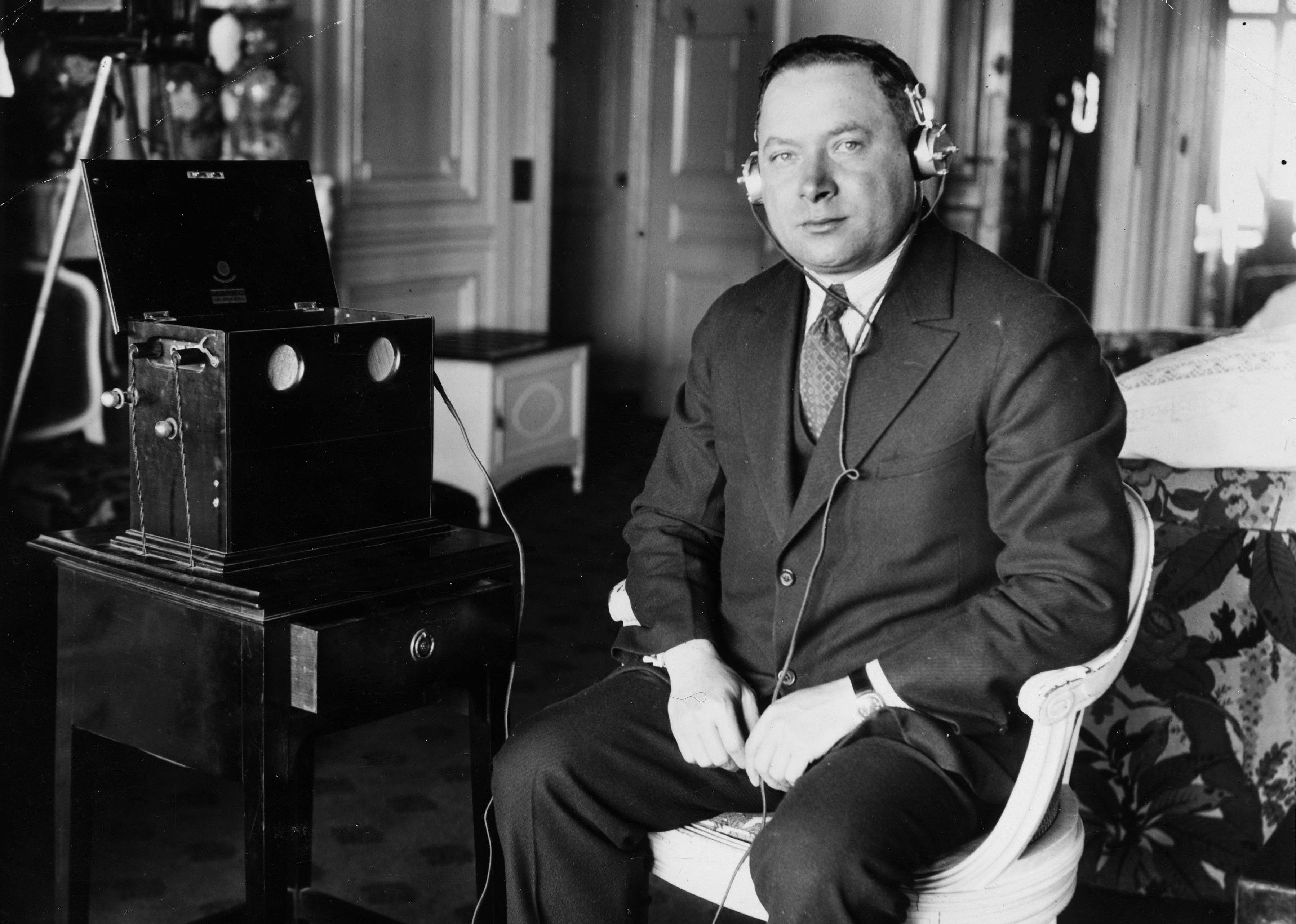 1924: Popularity of radio skyrockets
