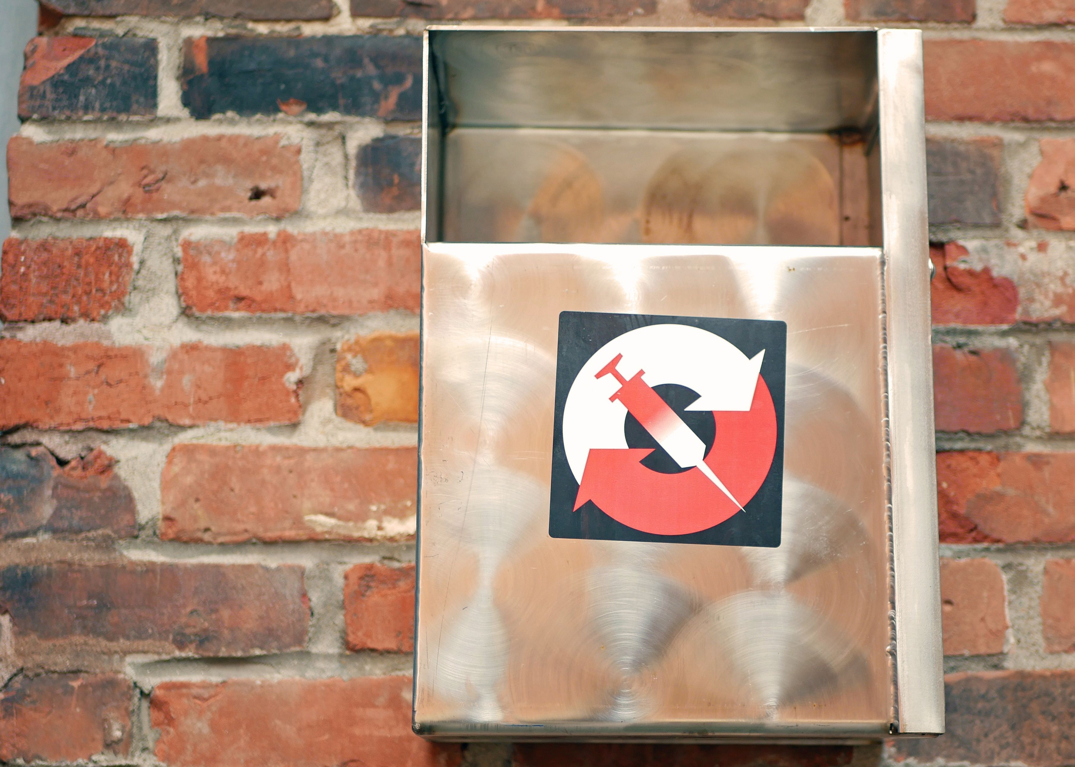 Benefits and risks of needle exchange programs