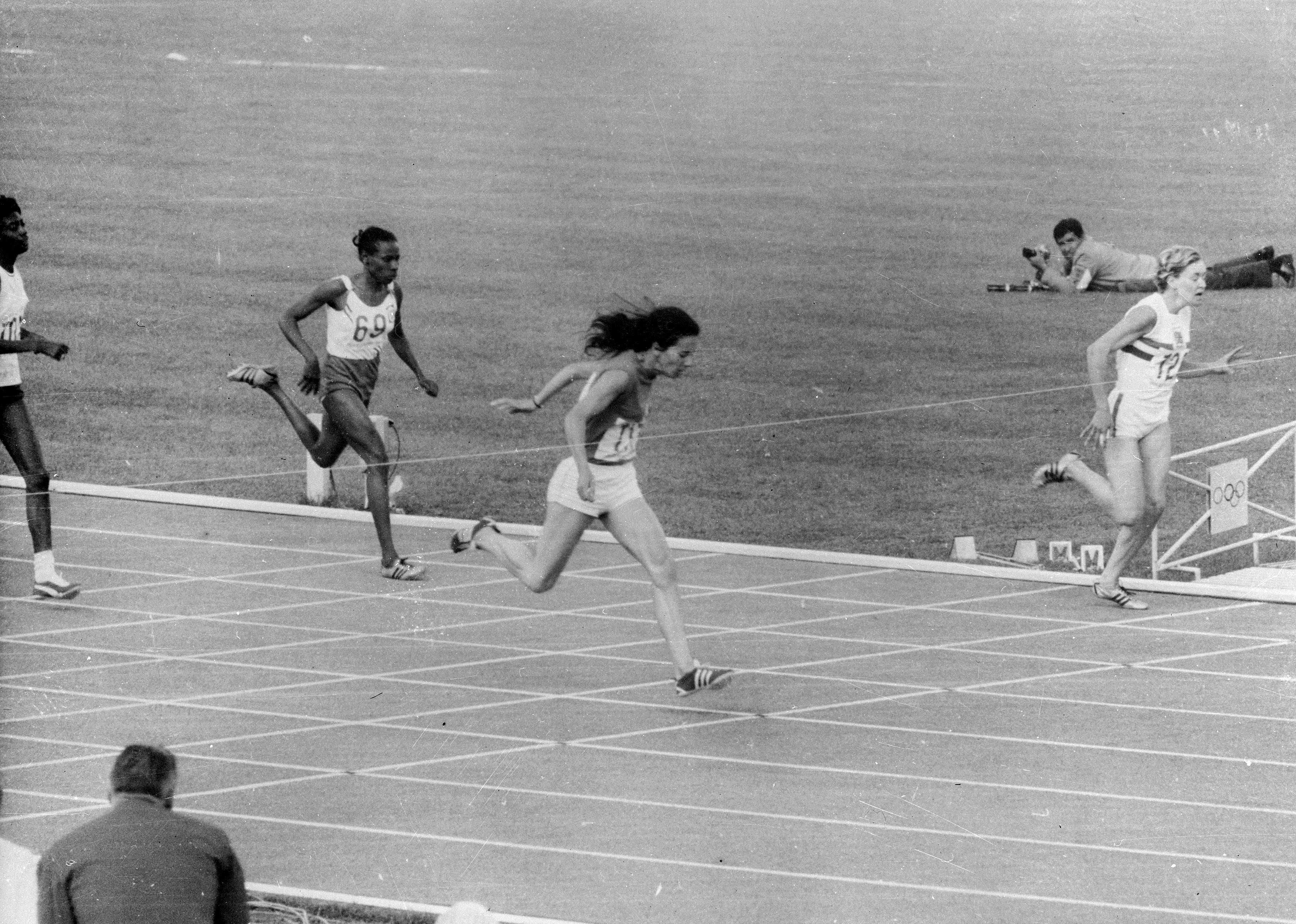 1968: Colette Besson shocks the world in 400 meters