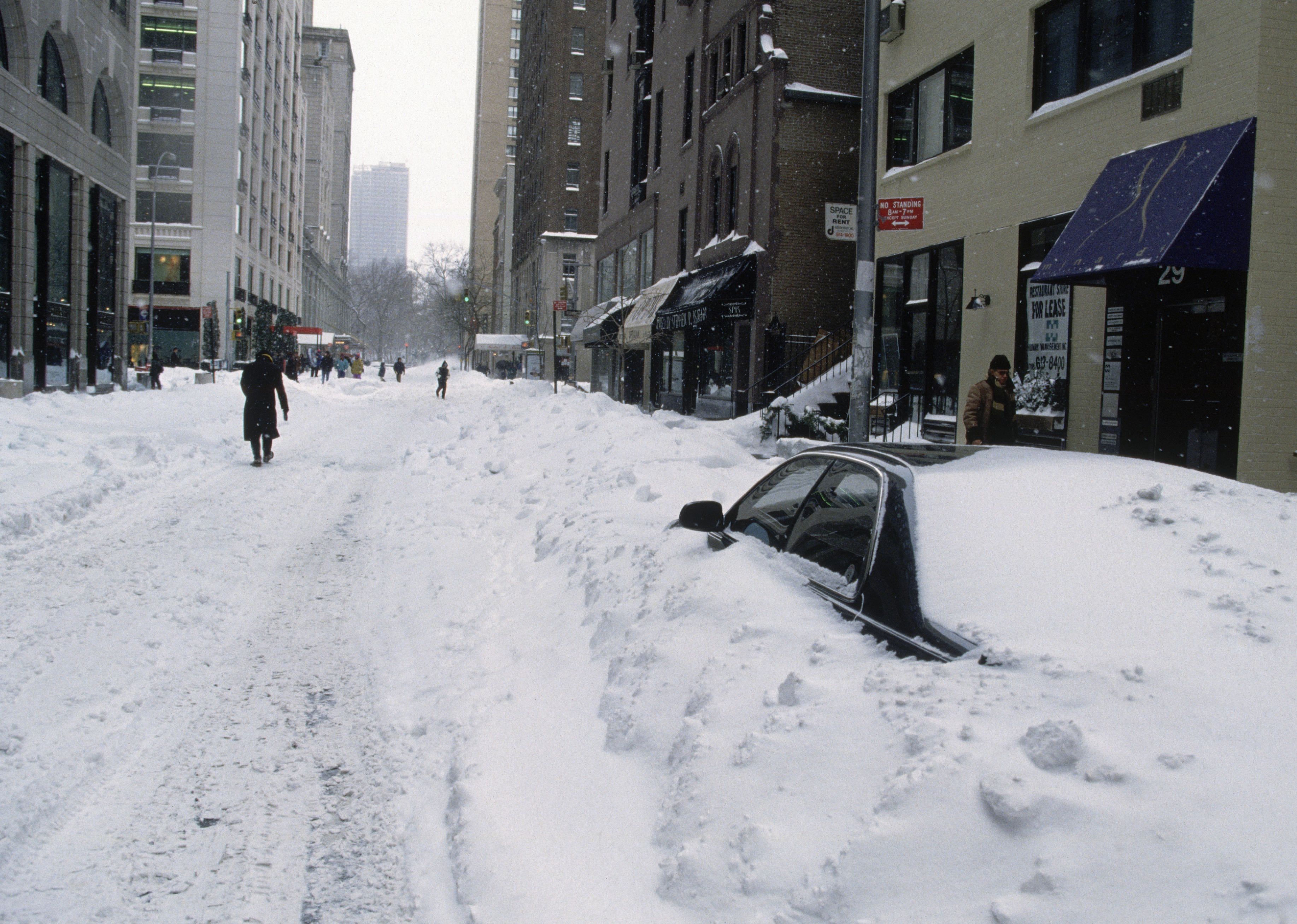 1996: A blizzard shuts down the city