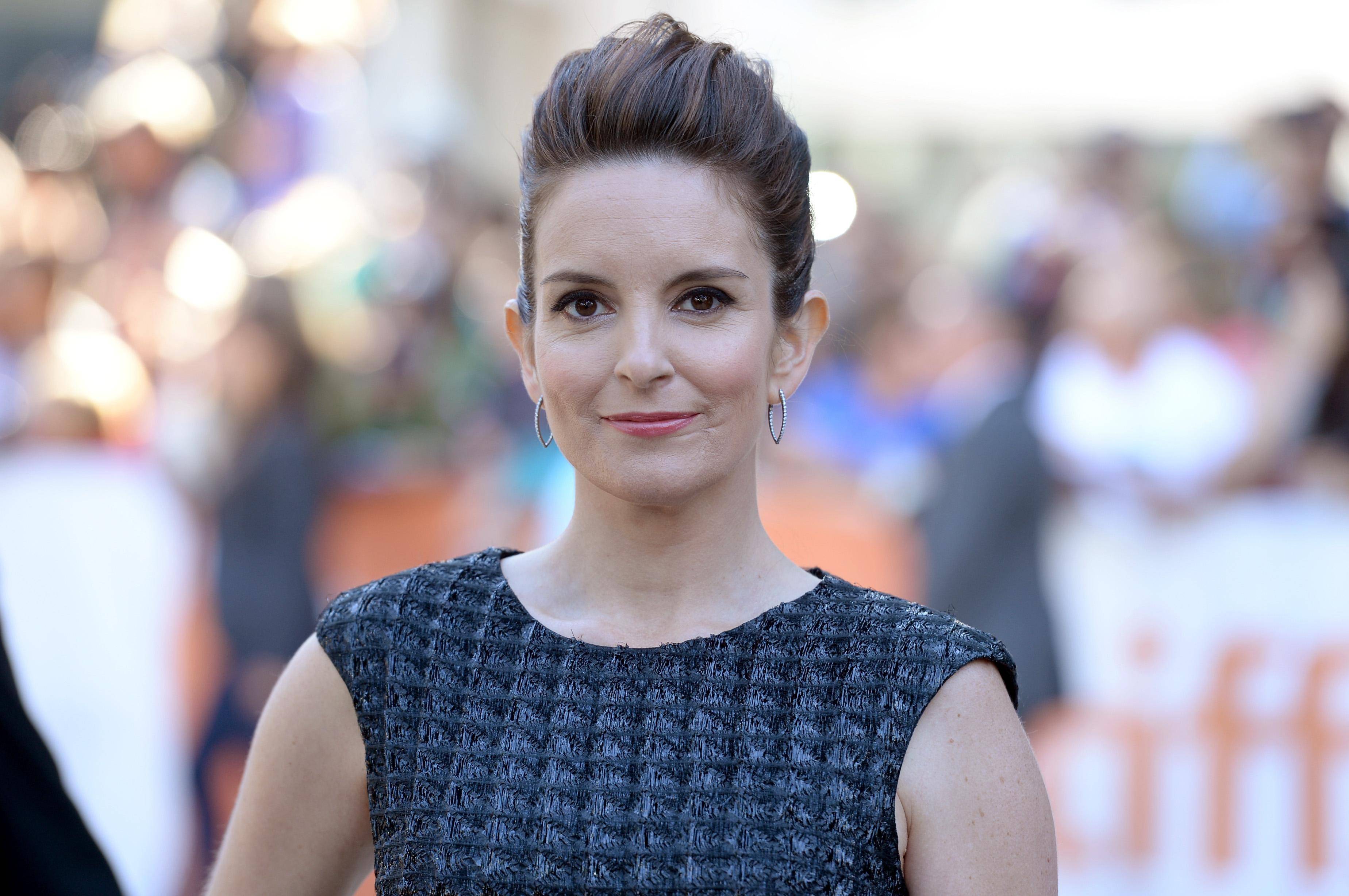 Tina Fey poses on red carpet.
