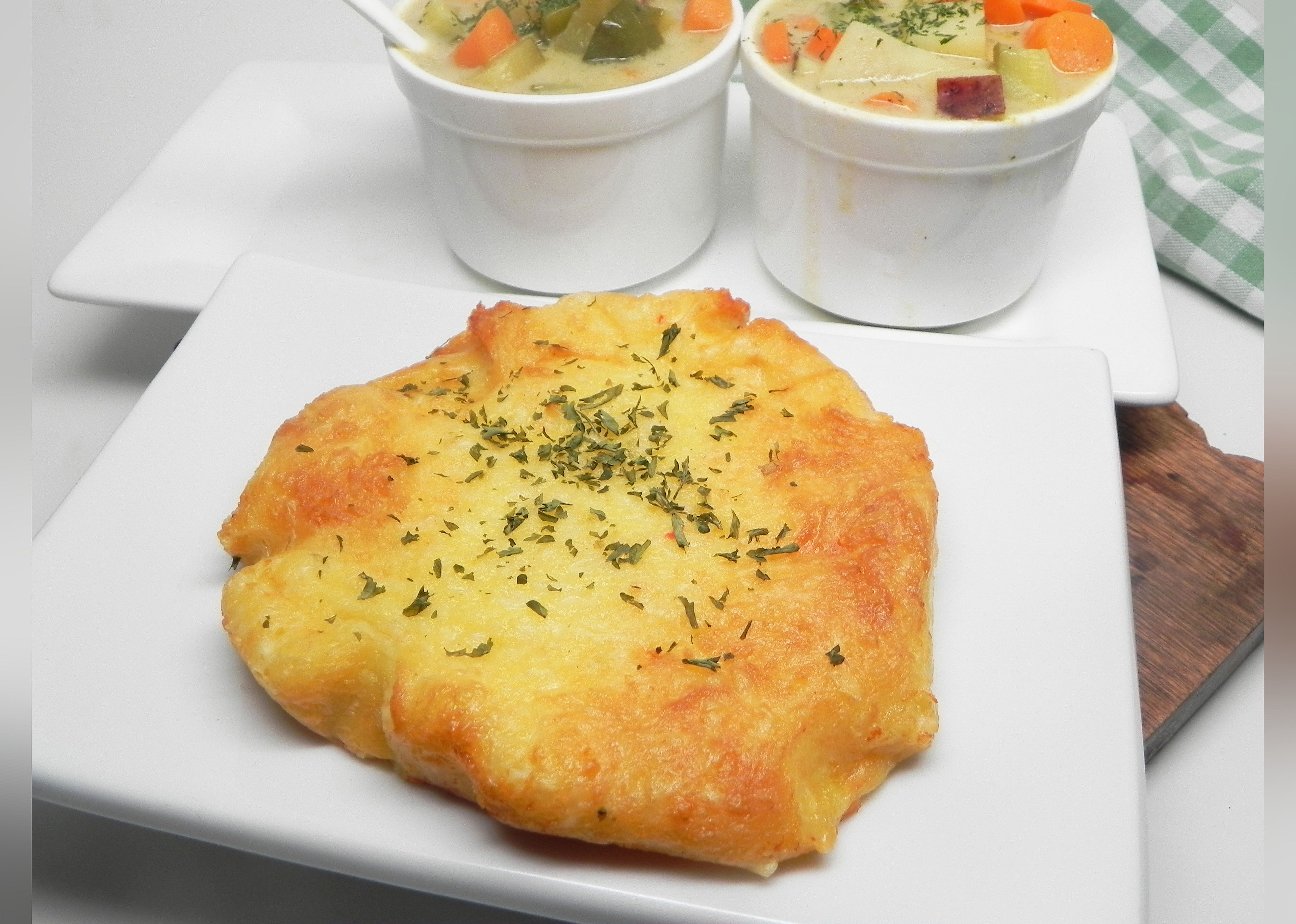 Air Fryer Keto Garlic Cheese 'Bread'