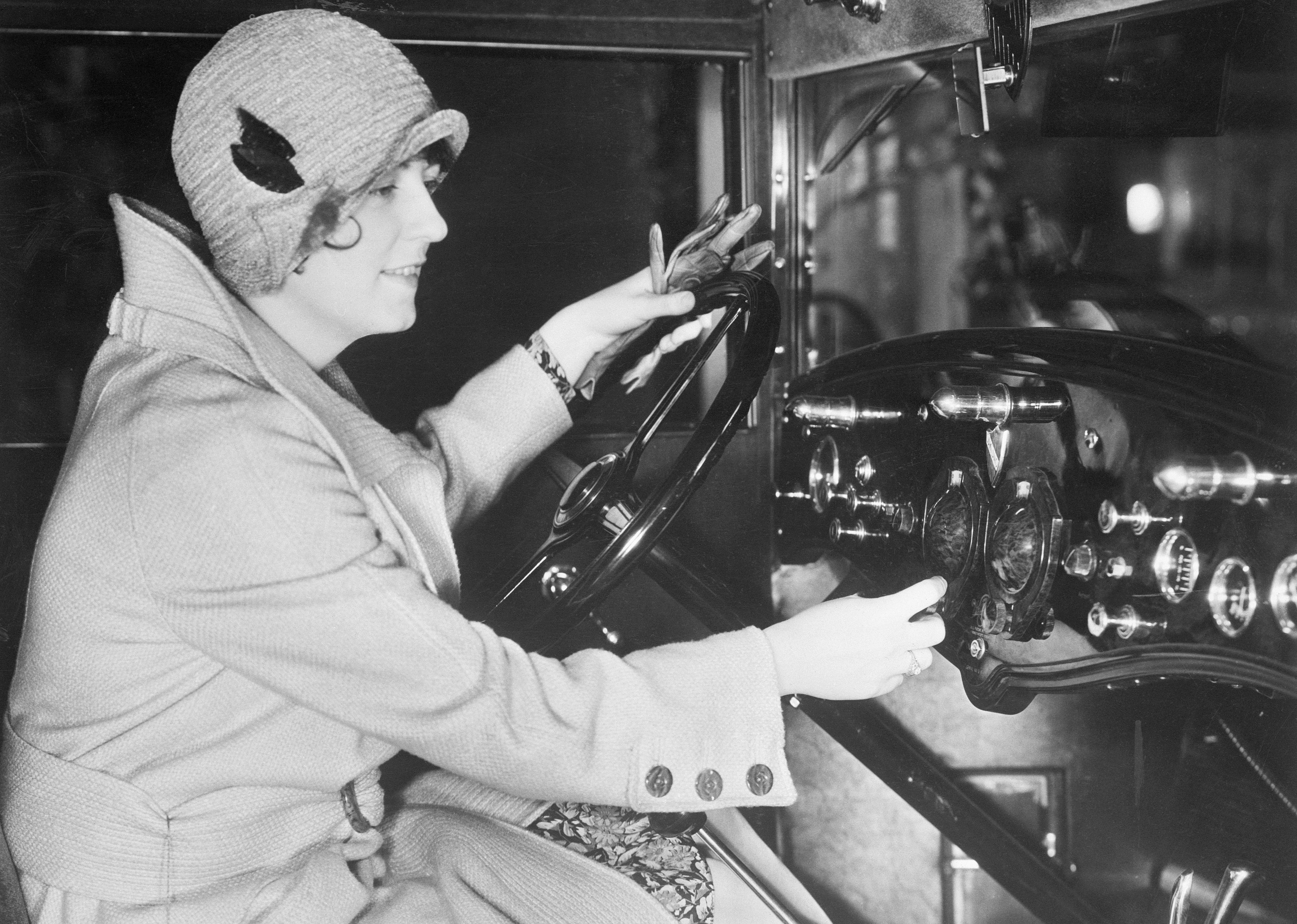 1930: The first commercial car radio debuts