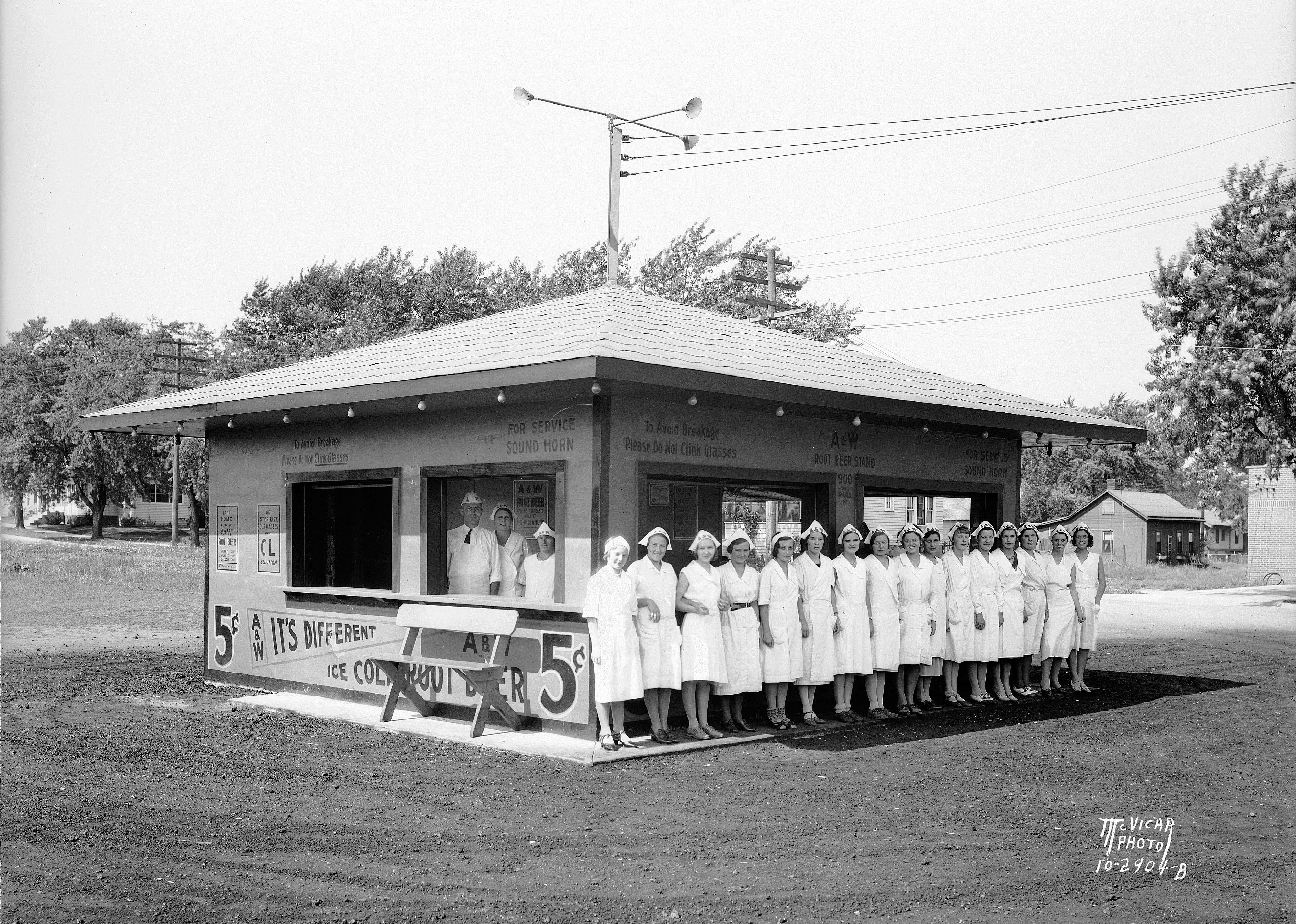 1924: A&W introduces ‘tray boys’