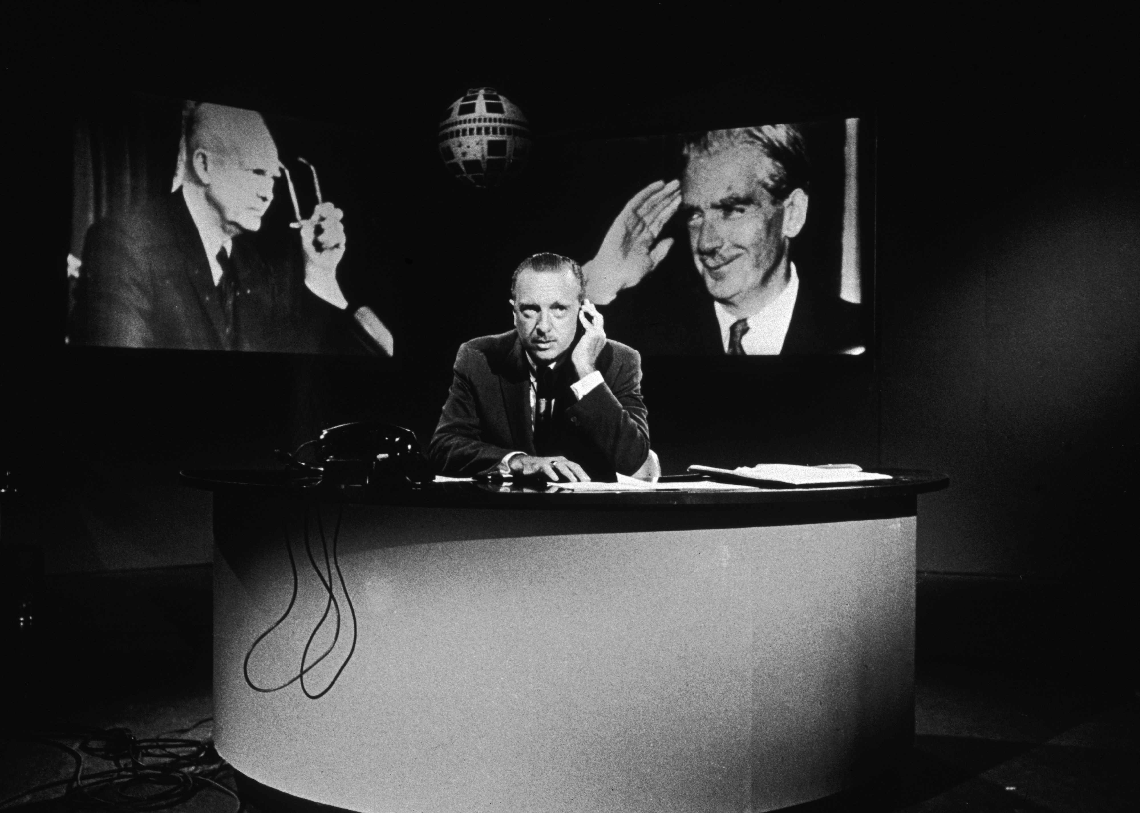 1952: Cronkite pioneers the anchor role