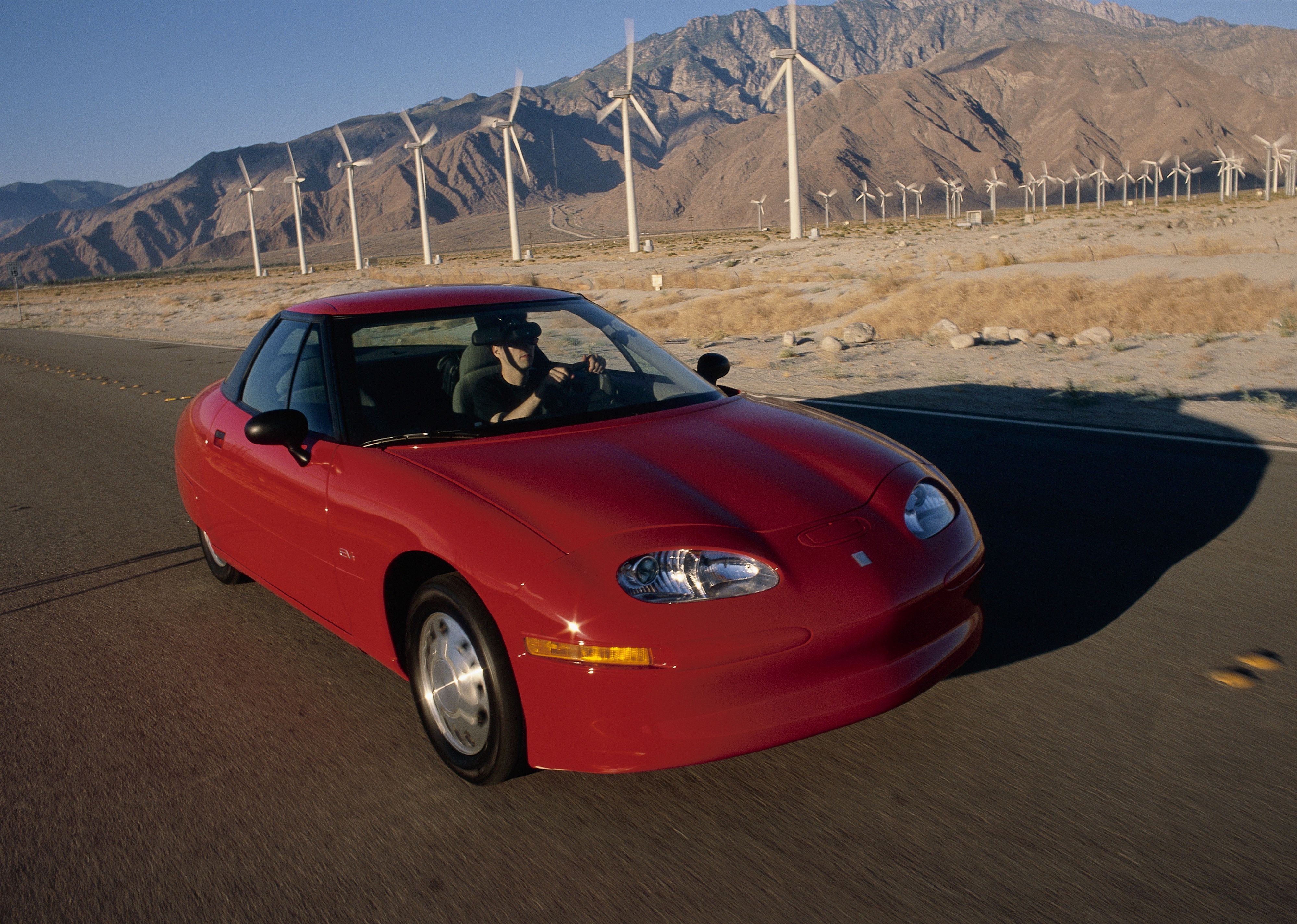 2000: GM's EV1 report changes automaker attitudes