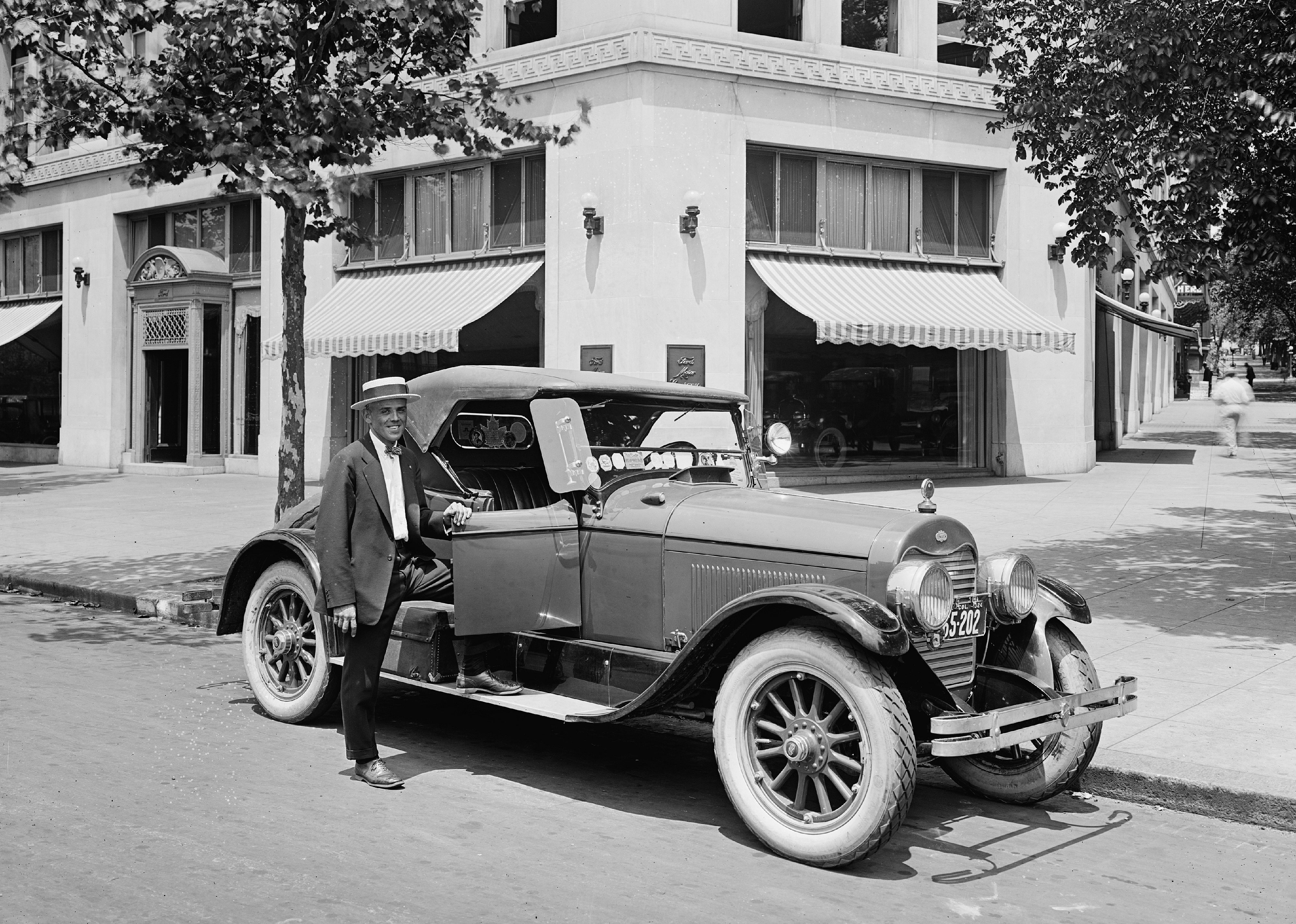1922: Ford acquires Lincoln