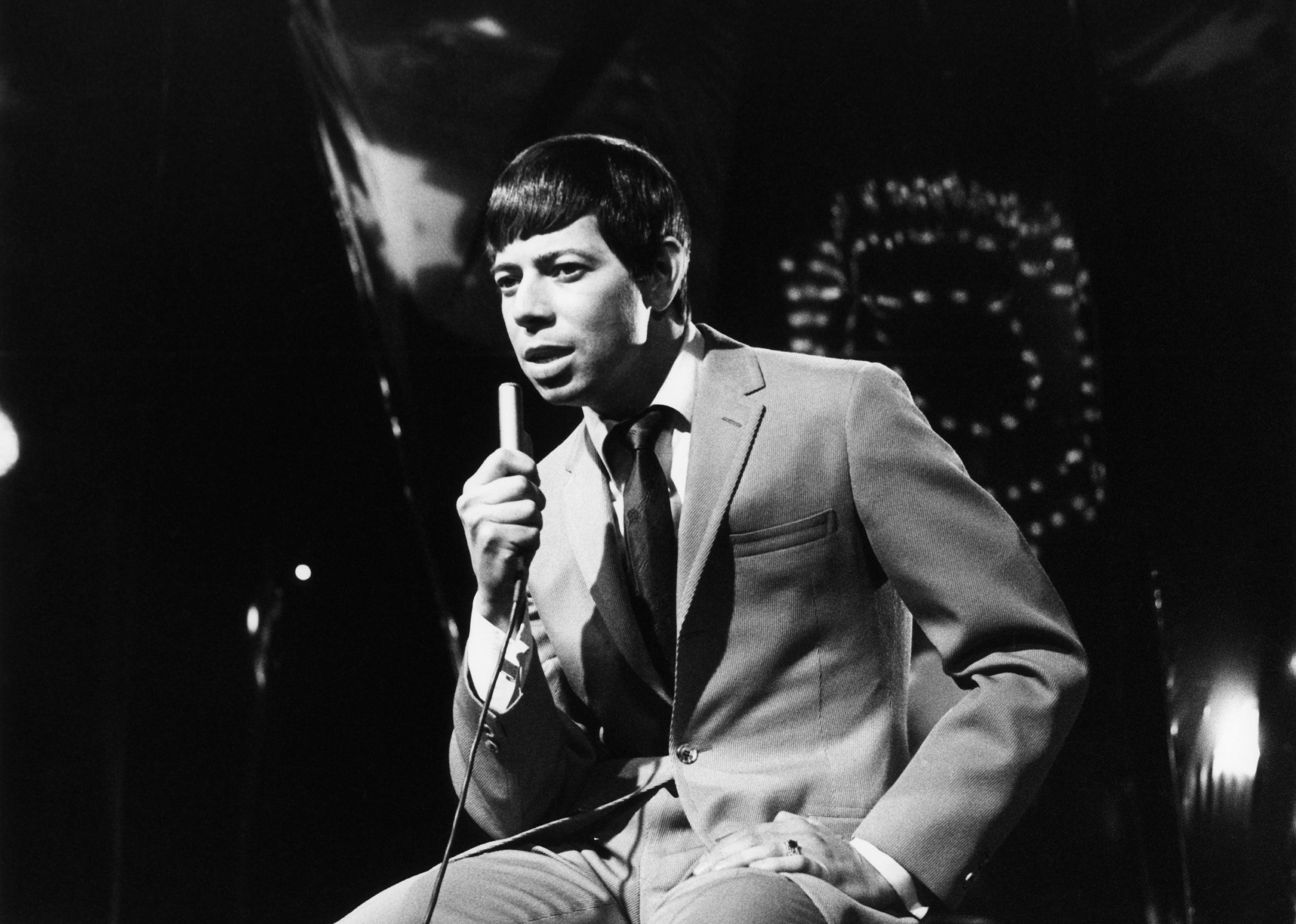 Bobby Goldsboro, performing 'Honey' 