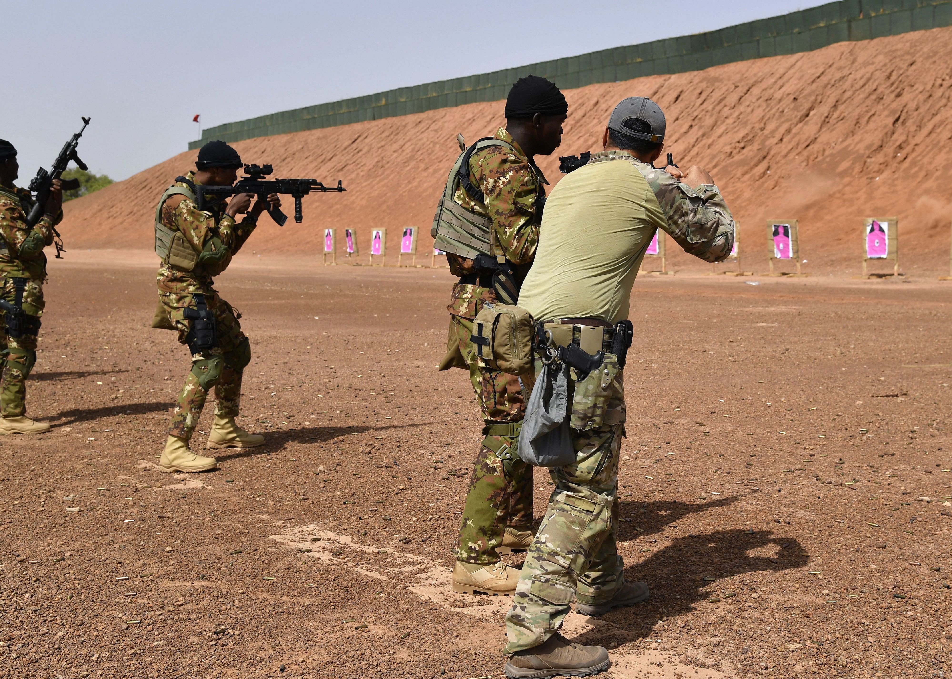 A US Army instructor gestures next to Malian soldiers during an anti-terrorism exercise.