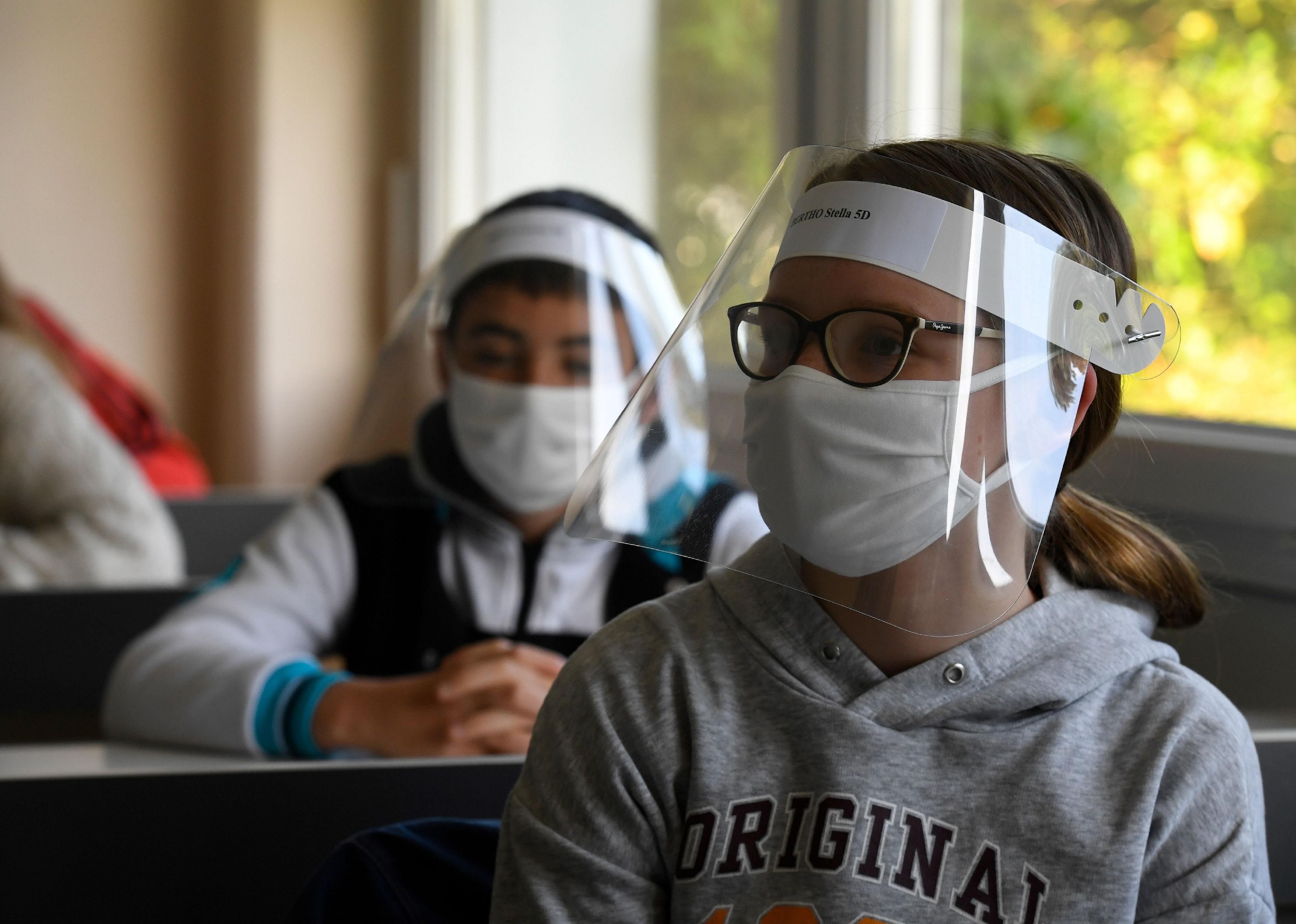 Face shields for schoolchildren in France