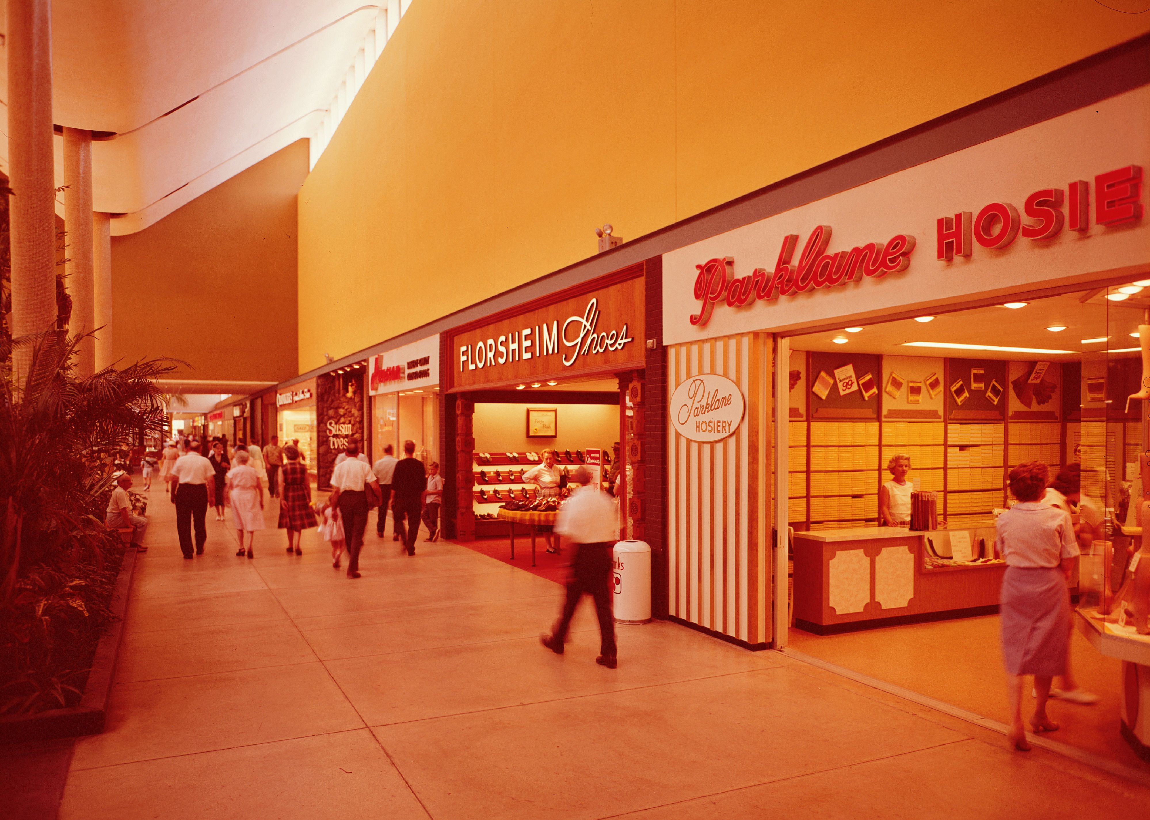 1960: Shopping malls win over suburban families