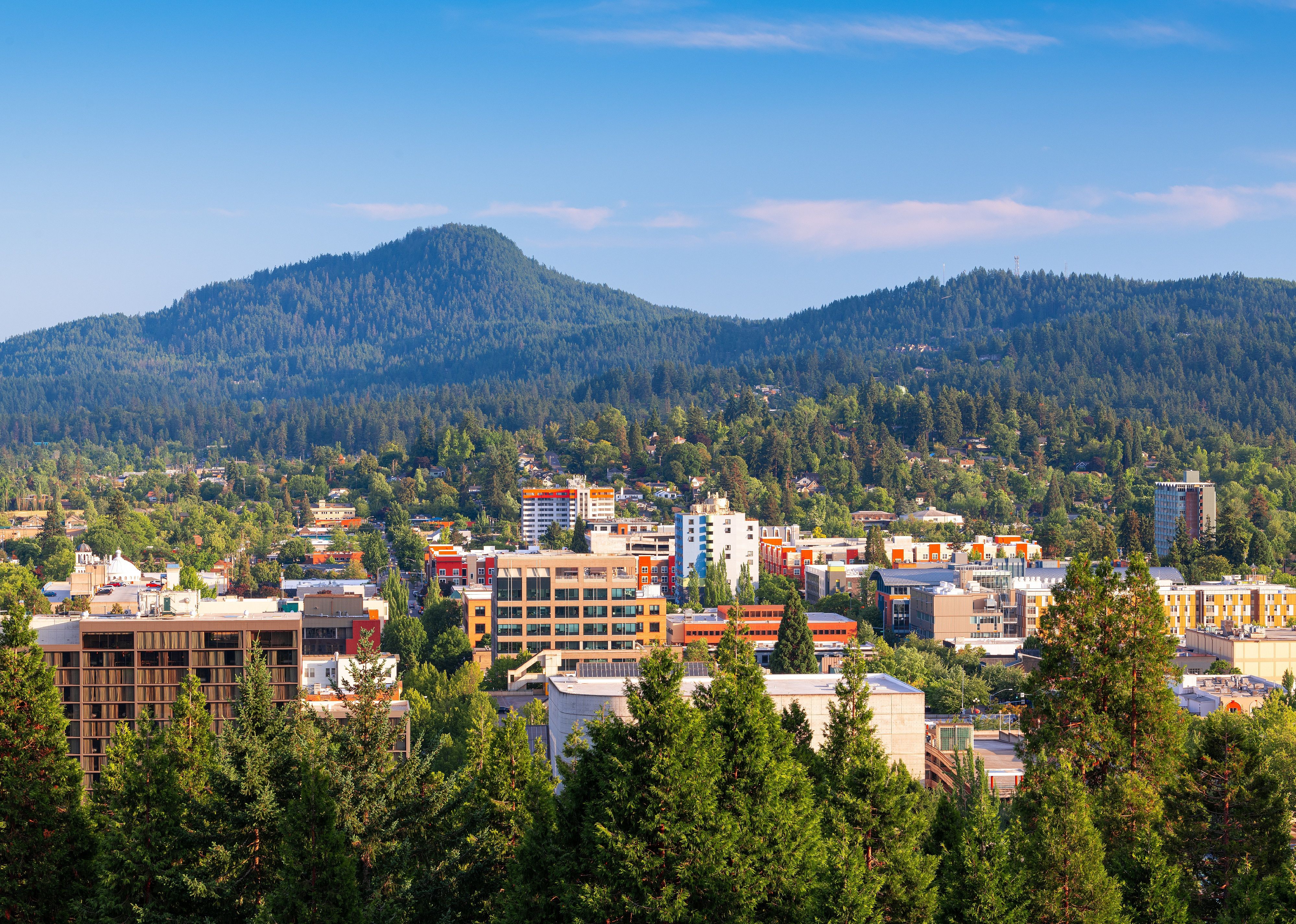 Eugene downtown cityscape and mountains in the afternoon.