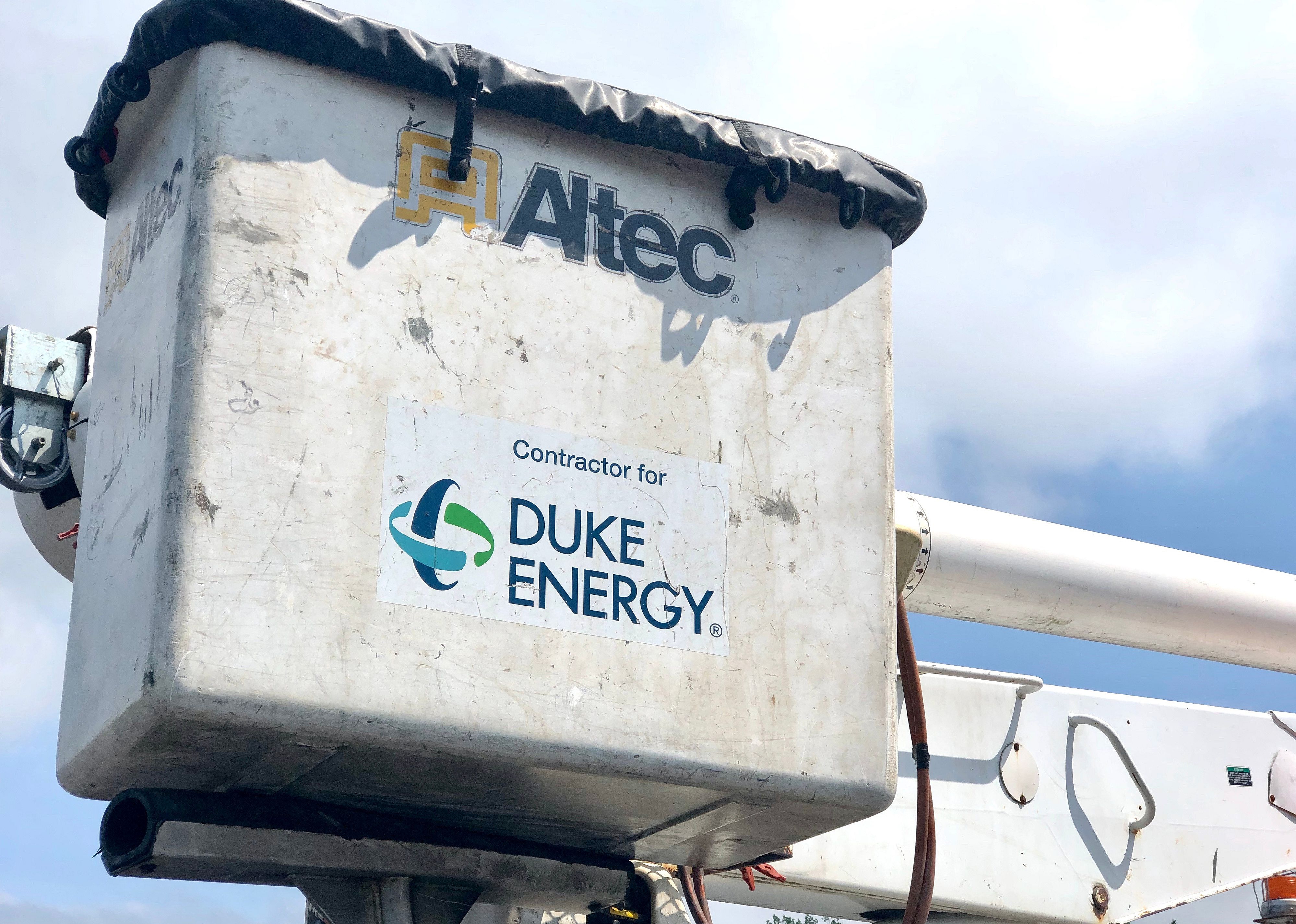 An electrical repair truck with the logo for Duke Energy.