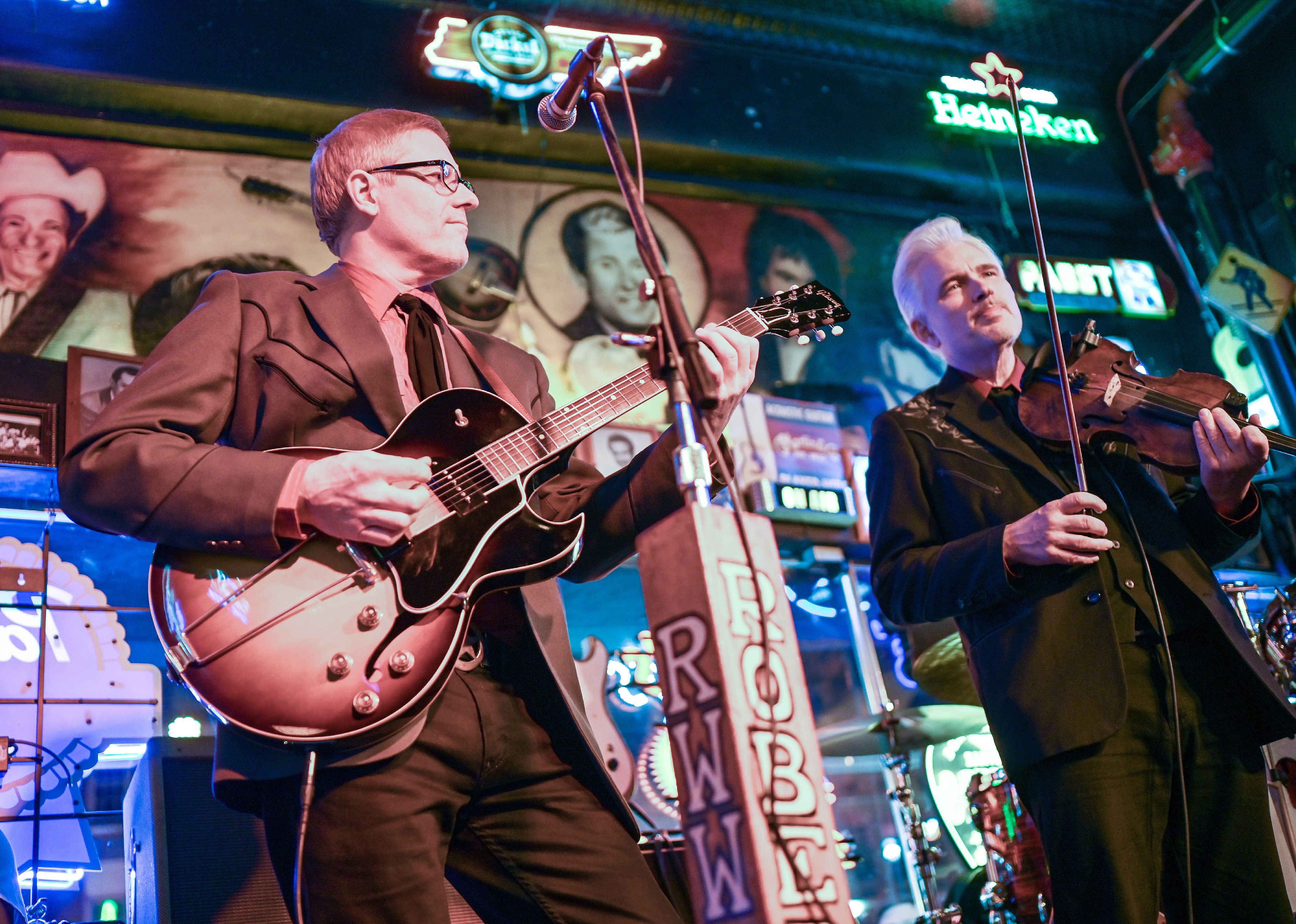 Live music with Brazilbilly on Broadway in Nashville