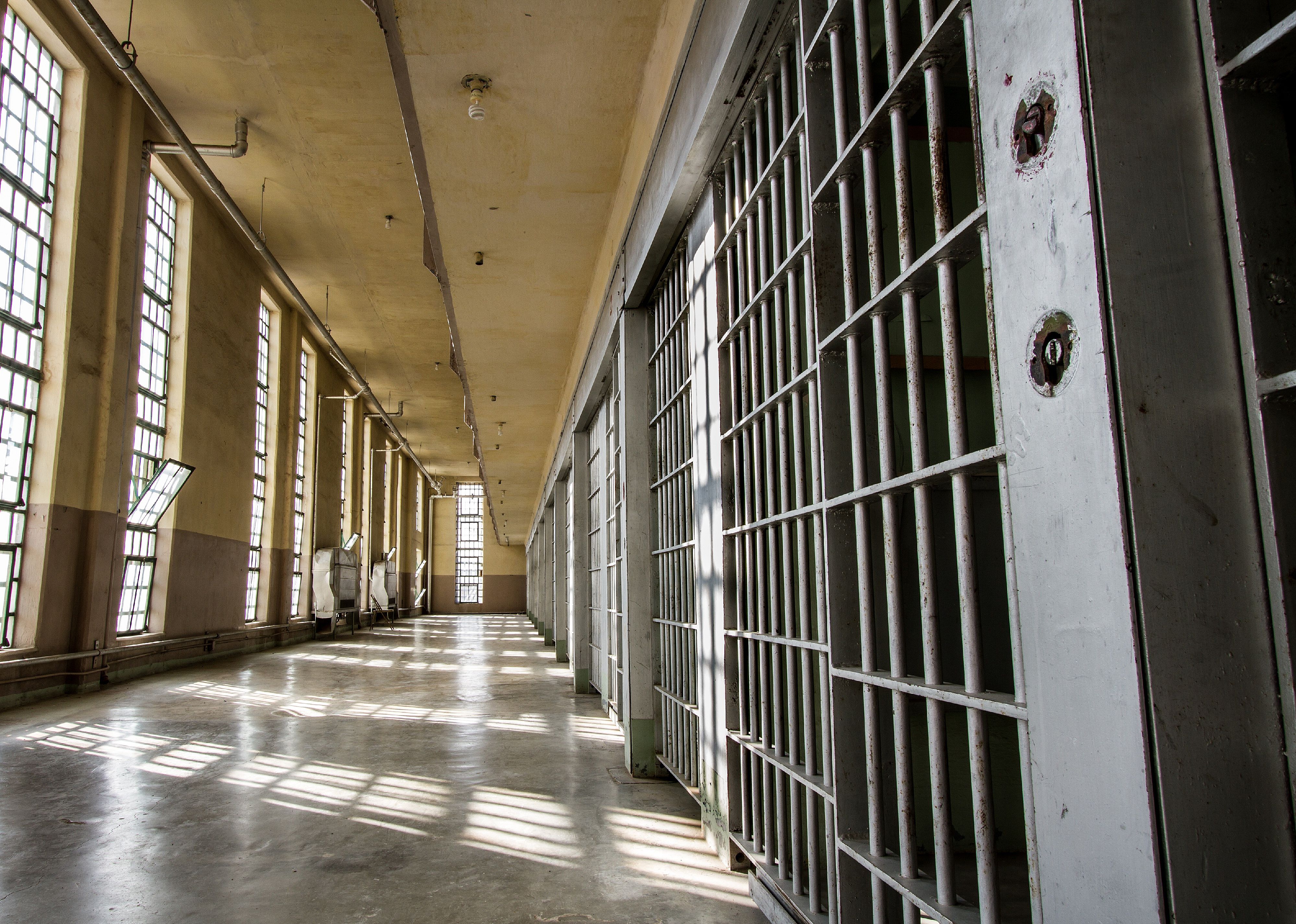 1986: Congress sets mandatory minimum sentences for drug offenses