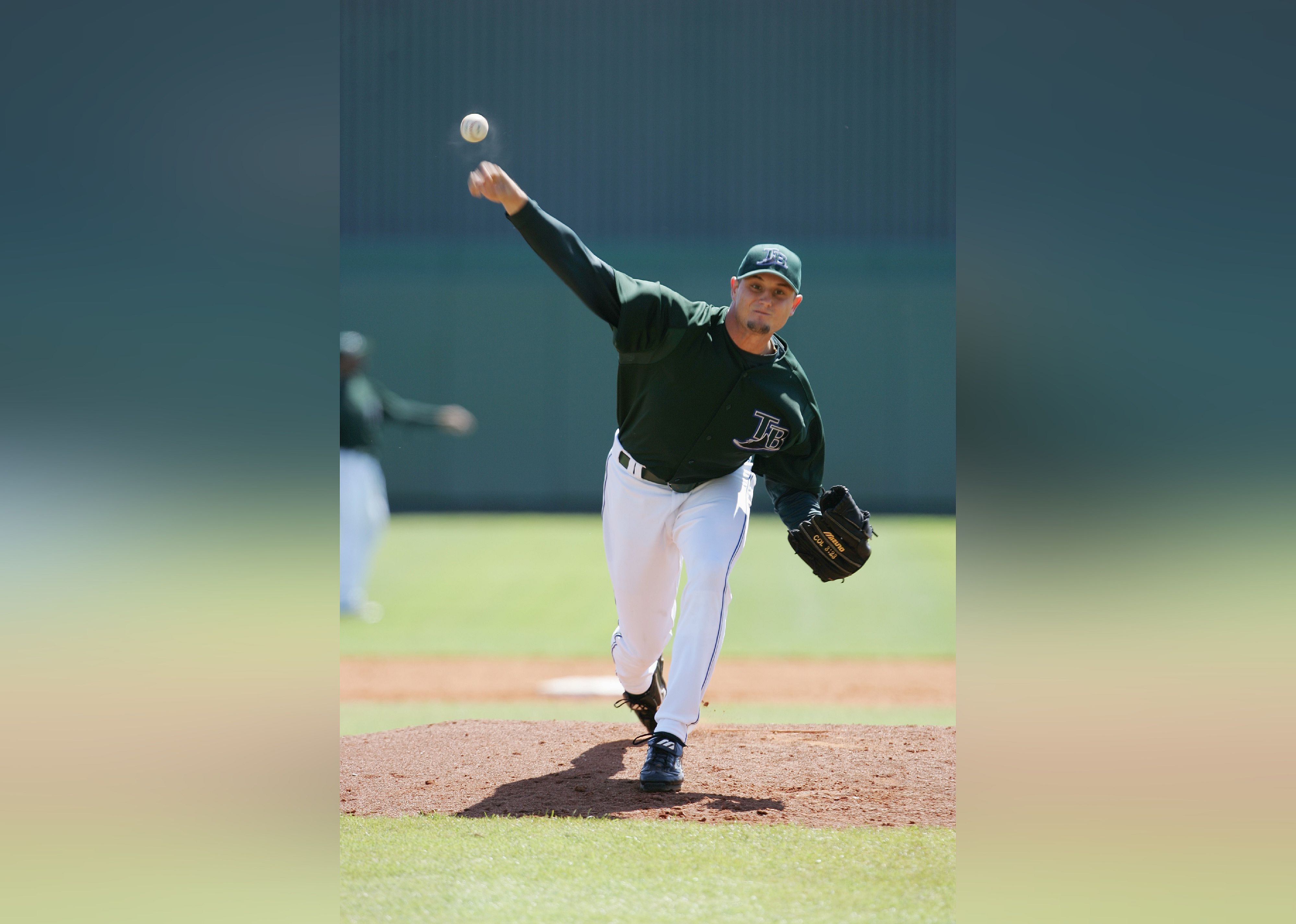 Doug Waechter of the Tampa Bay Devil Rays pitches en route to defeating the Pittsburgh Pirates.