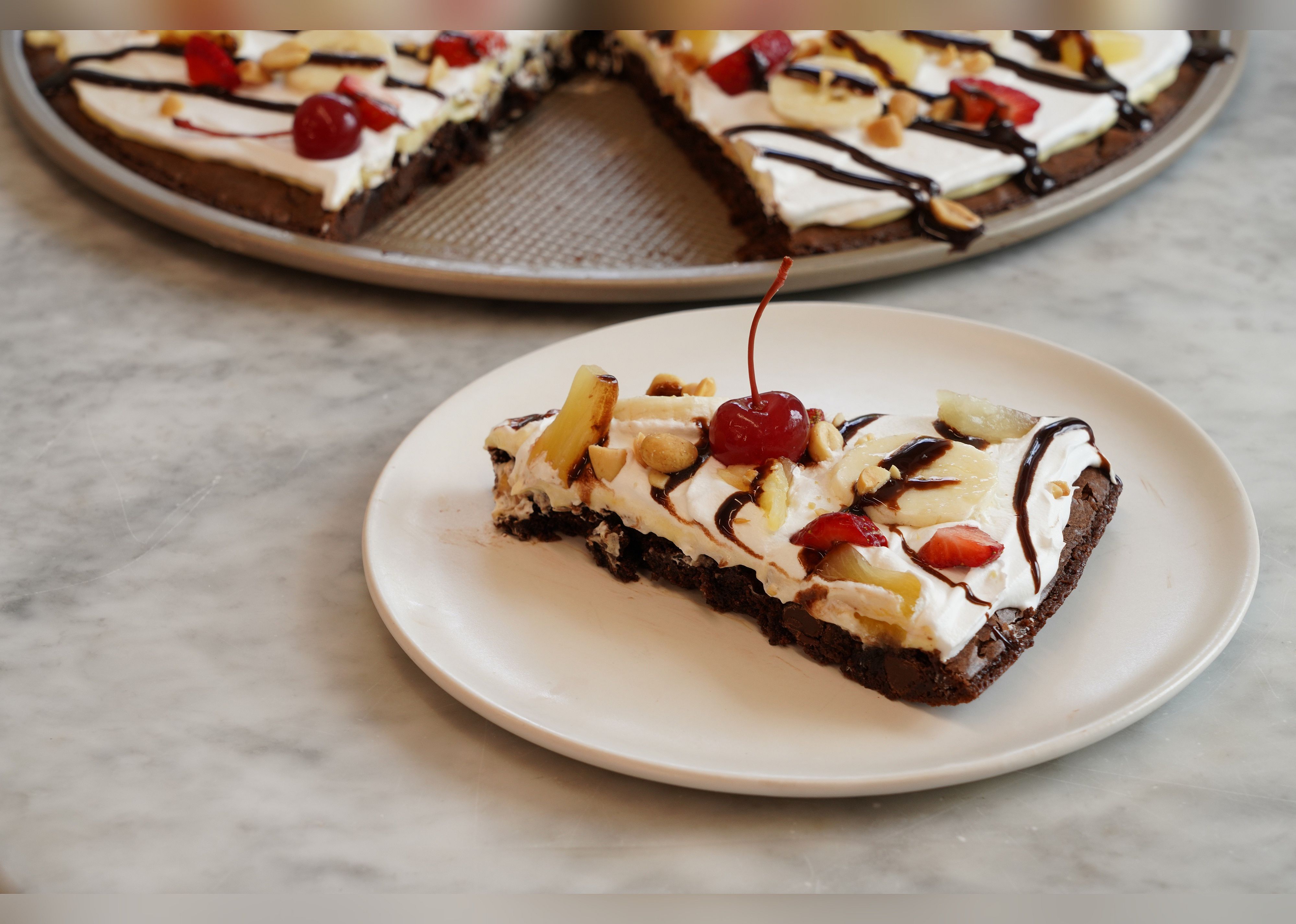Banana Split-Brownie "Pizza"