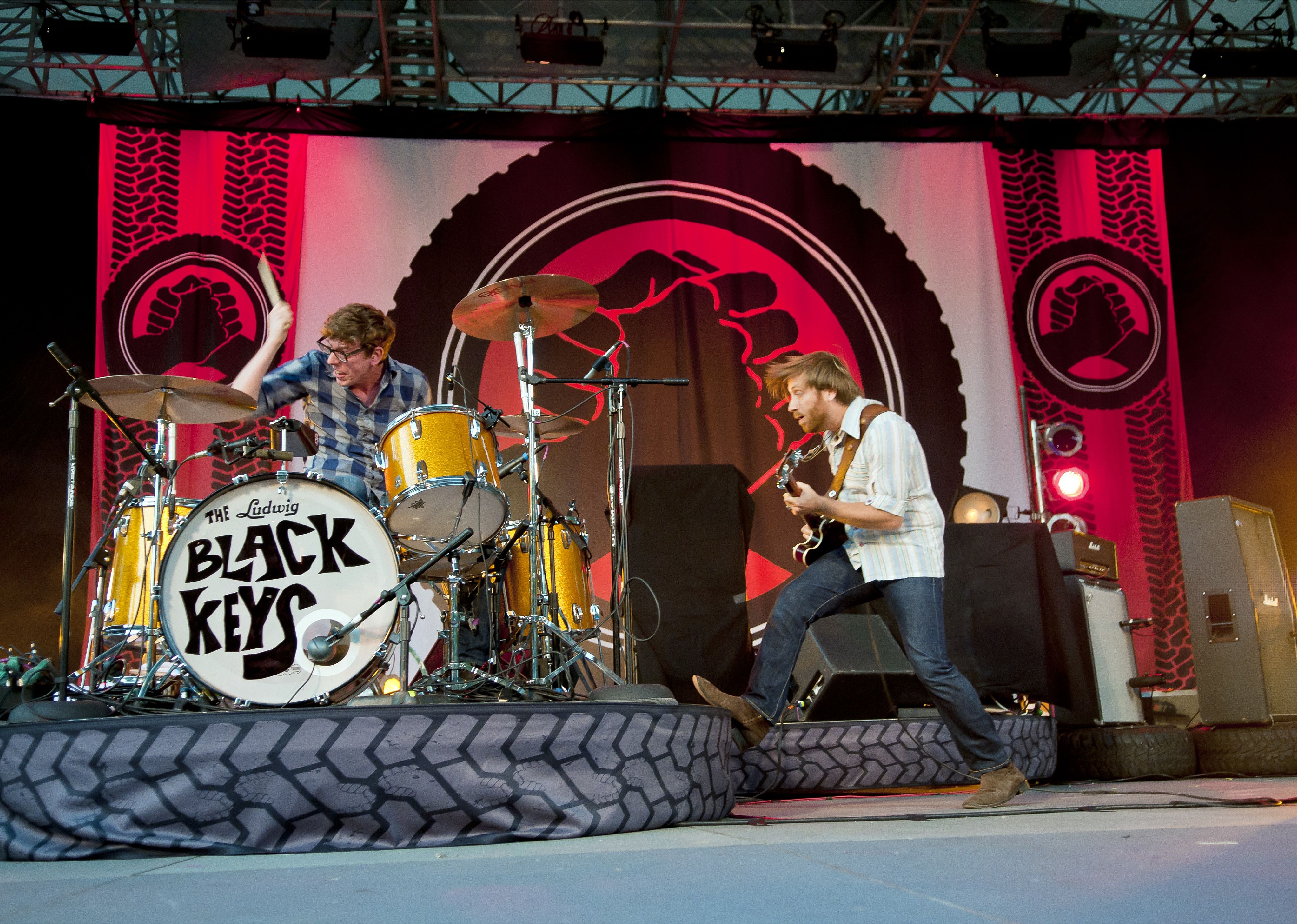 The Black Keys jam on stage